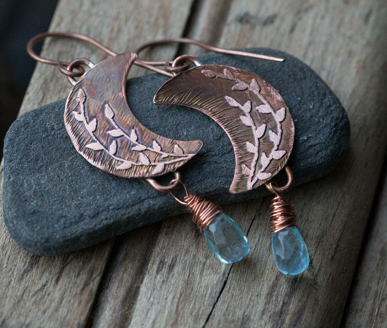 Kolczyki księżyce z roślinnym rysunkiem i błękitnym topazem