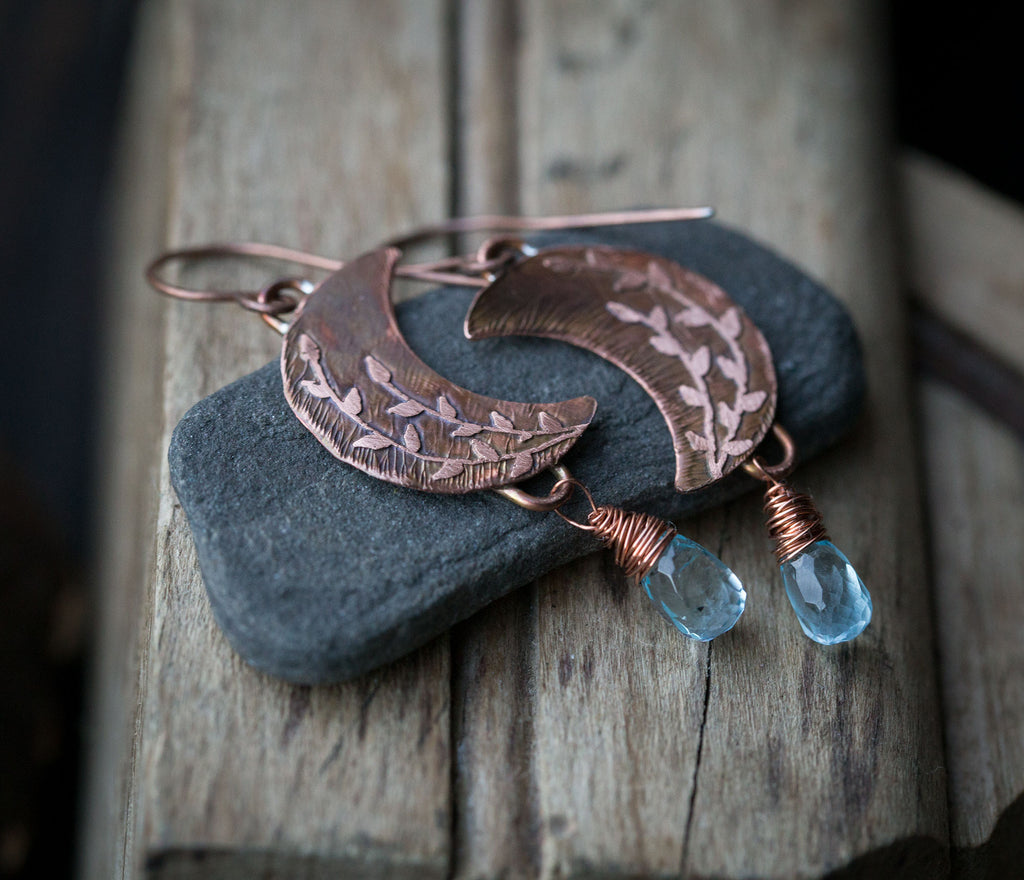 Kolczyki księżyce z roślinnym rysunkiem i błękitnym topazem