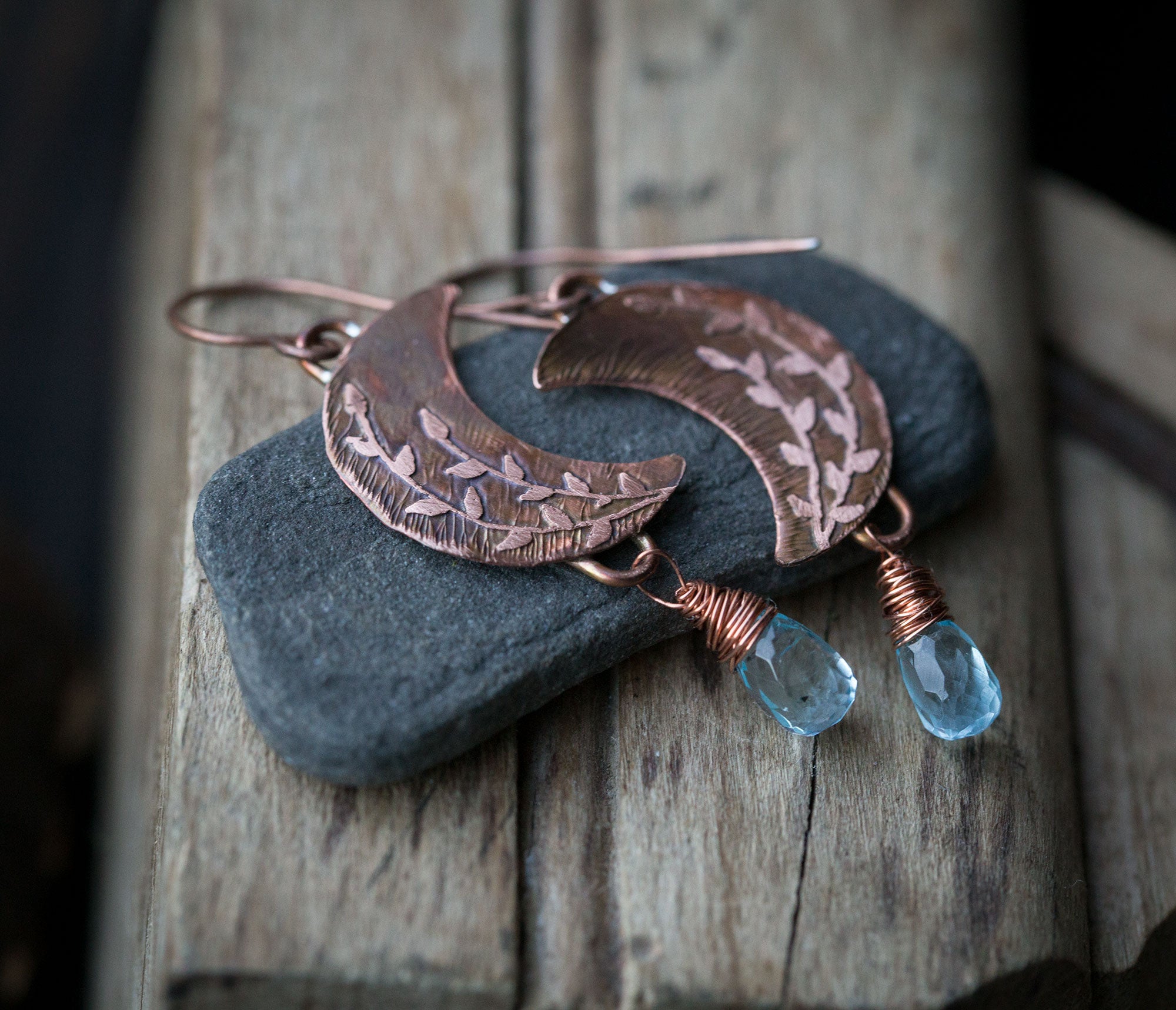 Kolczyki księżyce z roślinnym rysunkiem i błękitnym topazem