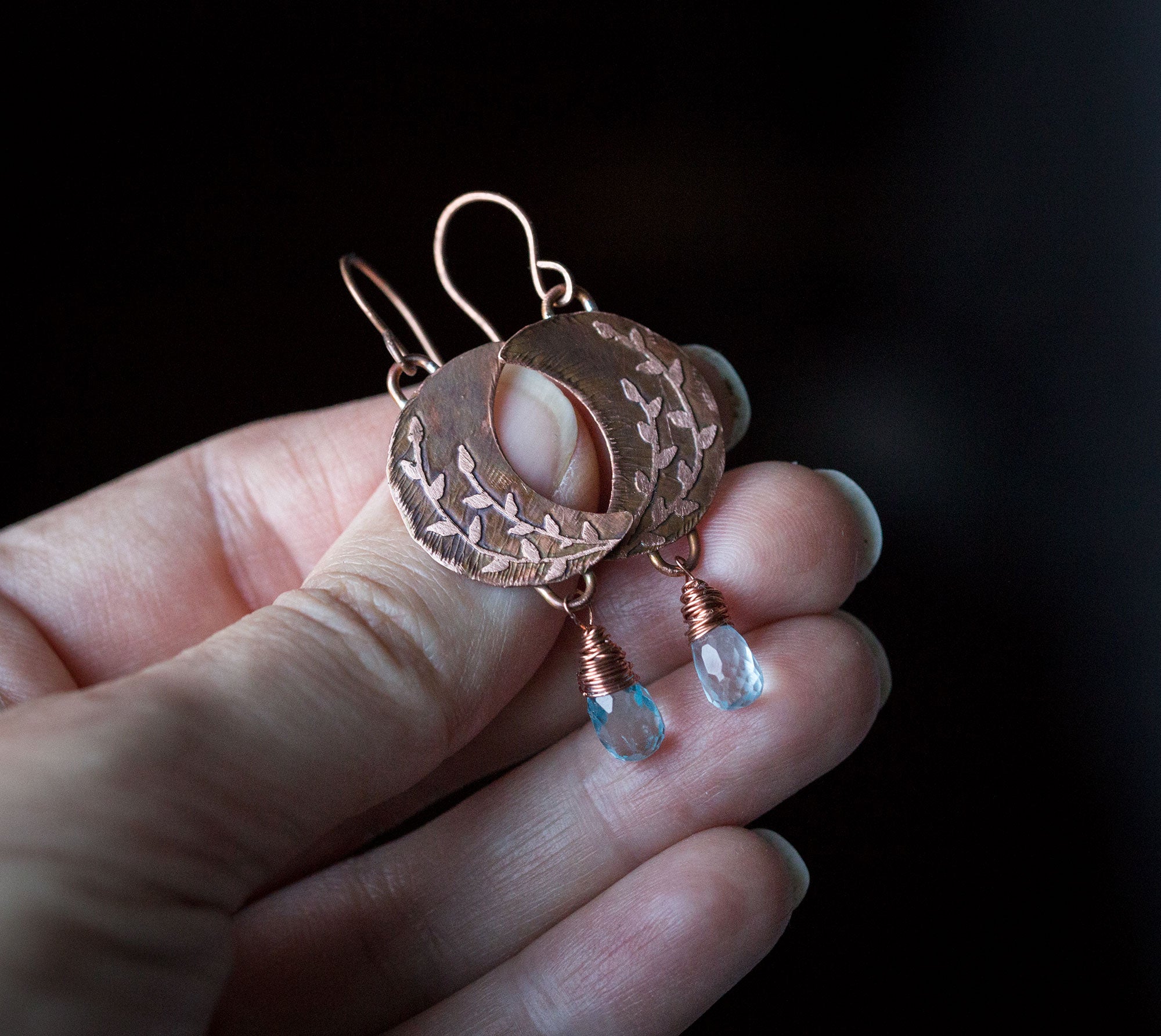 Kolczyki księżyce z roślinnym rysunkiem i błękitnym topazem