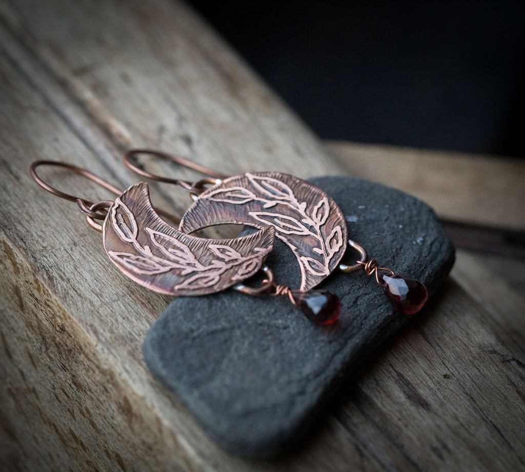 Kolczyki księżyce z roślinnym rysunkiem i granatem