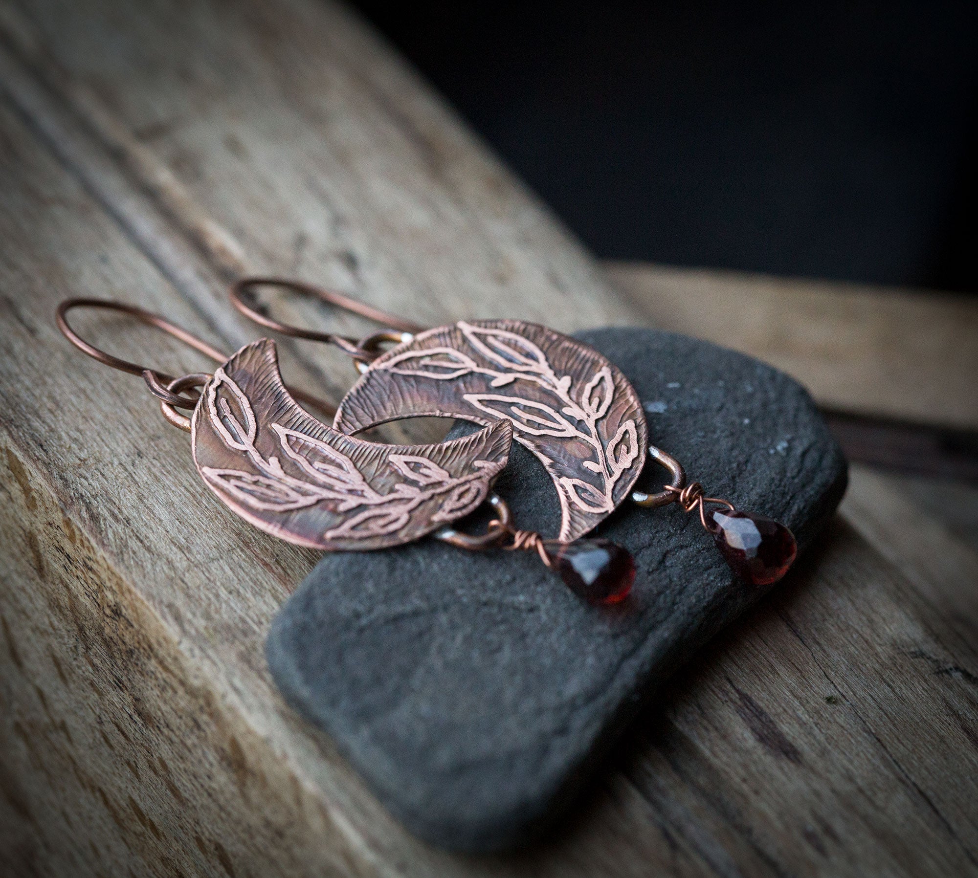 Kolczyki księżyce z roślinnym rysunkiem i granatem