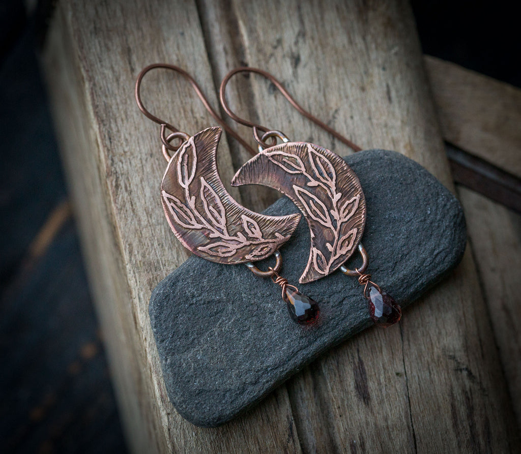 Kolczyki księżyce z roślinnym rysunkiem i granatem