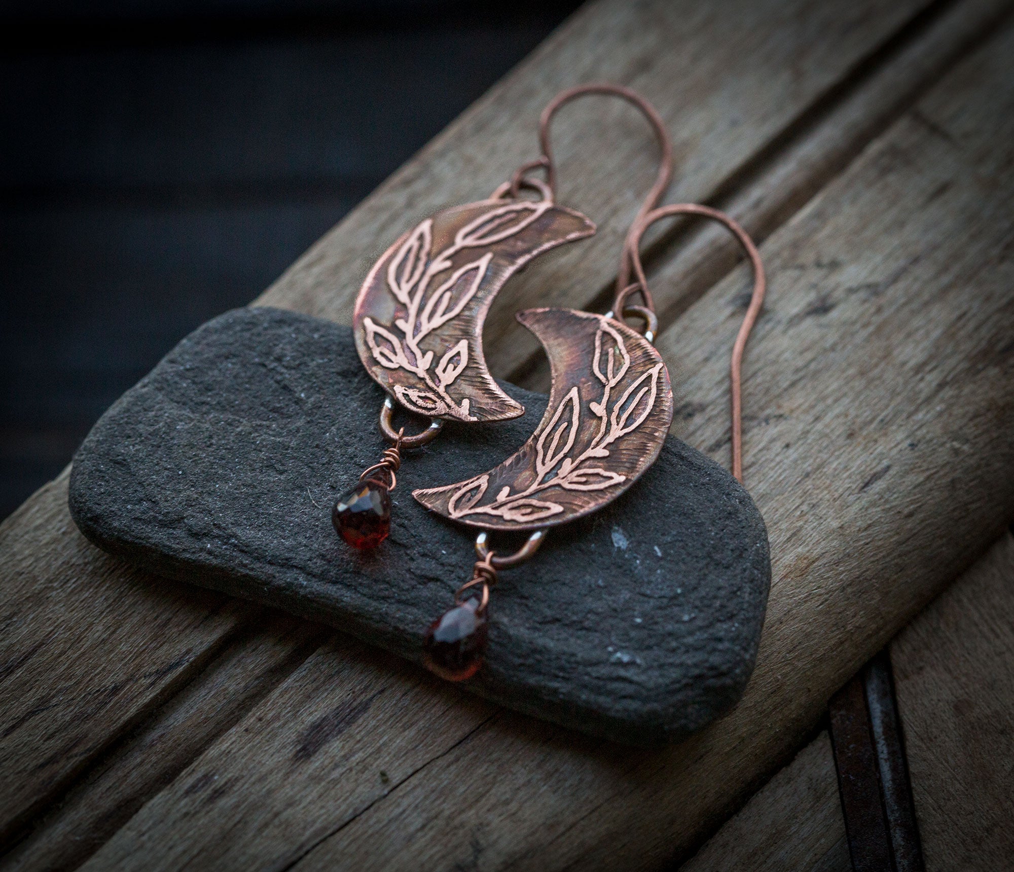 Kolczyki księżyce z roślinnym rysunkiem i granatem