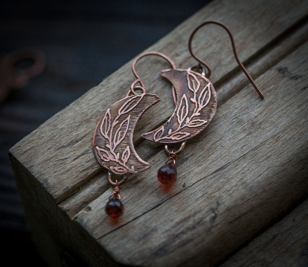 Kolczyki księżyce z roślinnym rysunkiem i granatem