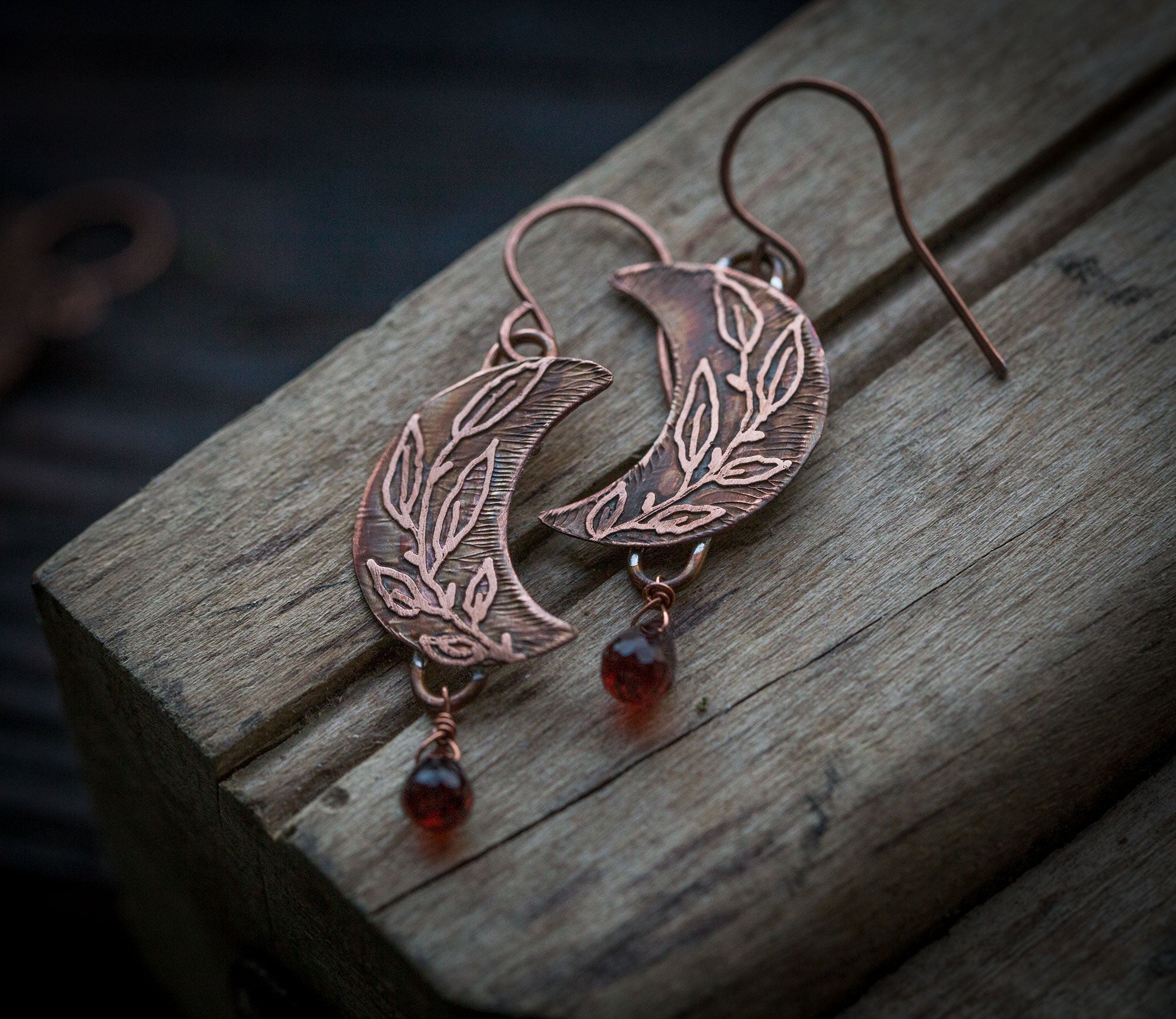 Kolczyki księżyce z roślinnym rysunkiem i granatem