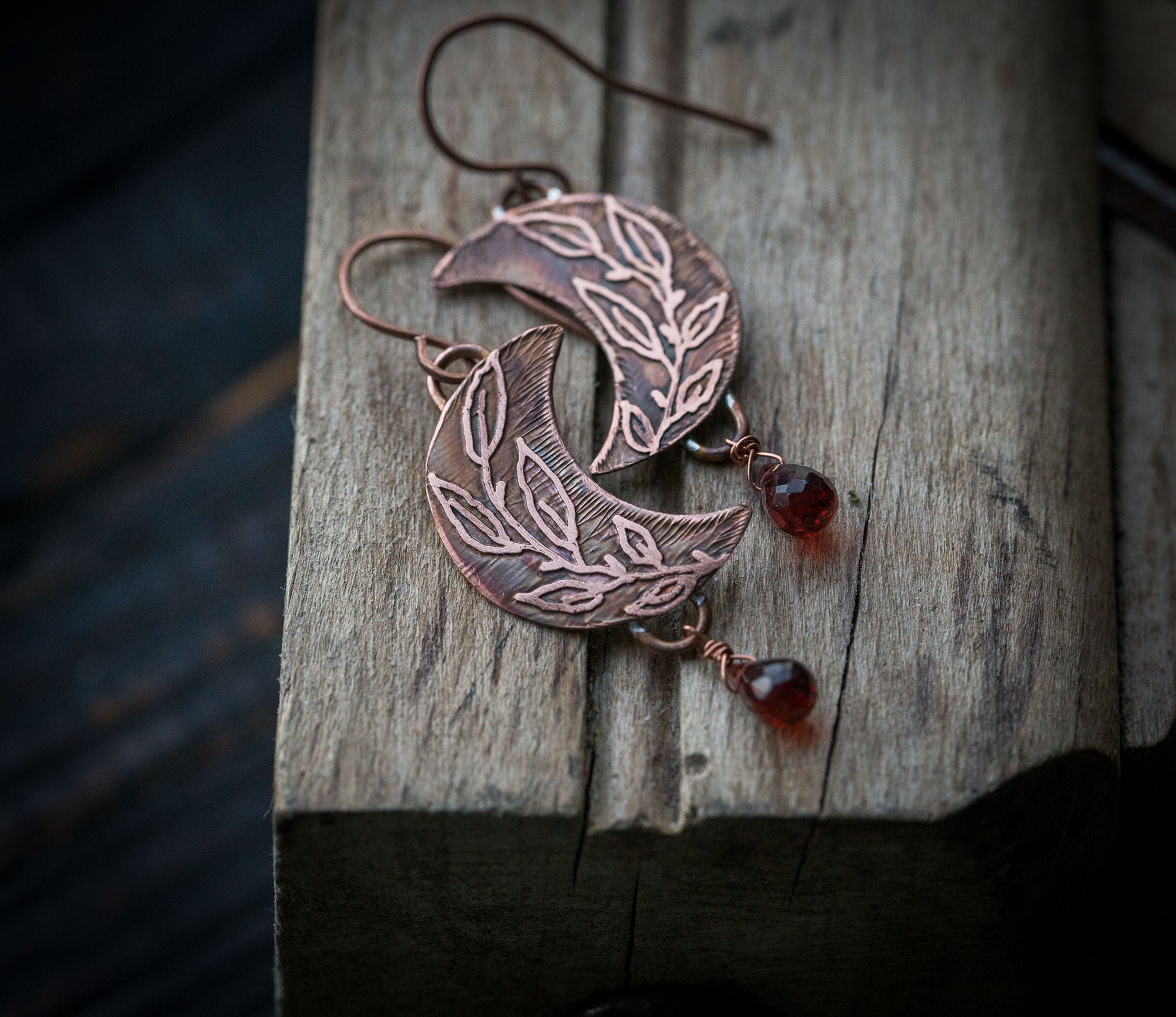 Kolczyki księżyce z roślinnym rysunkiem i granatem