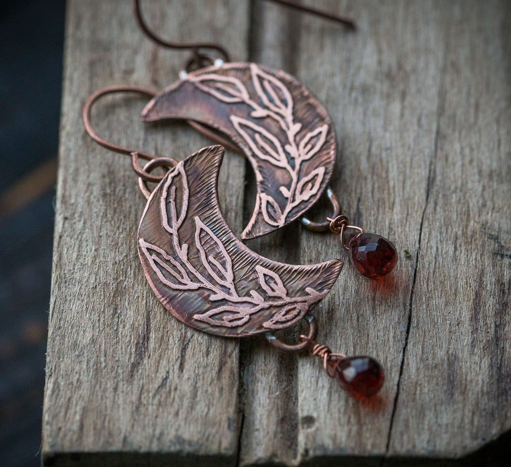 Kolczyki księżyce z roślinnym rysunkiem i granatem