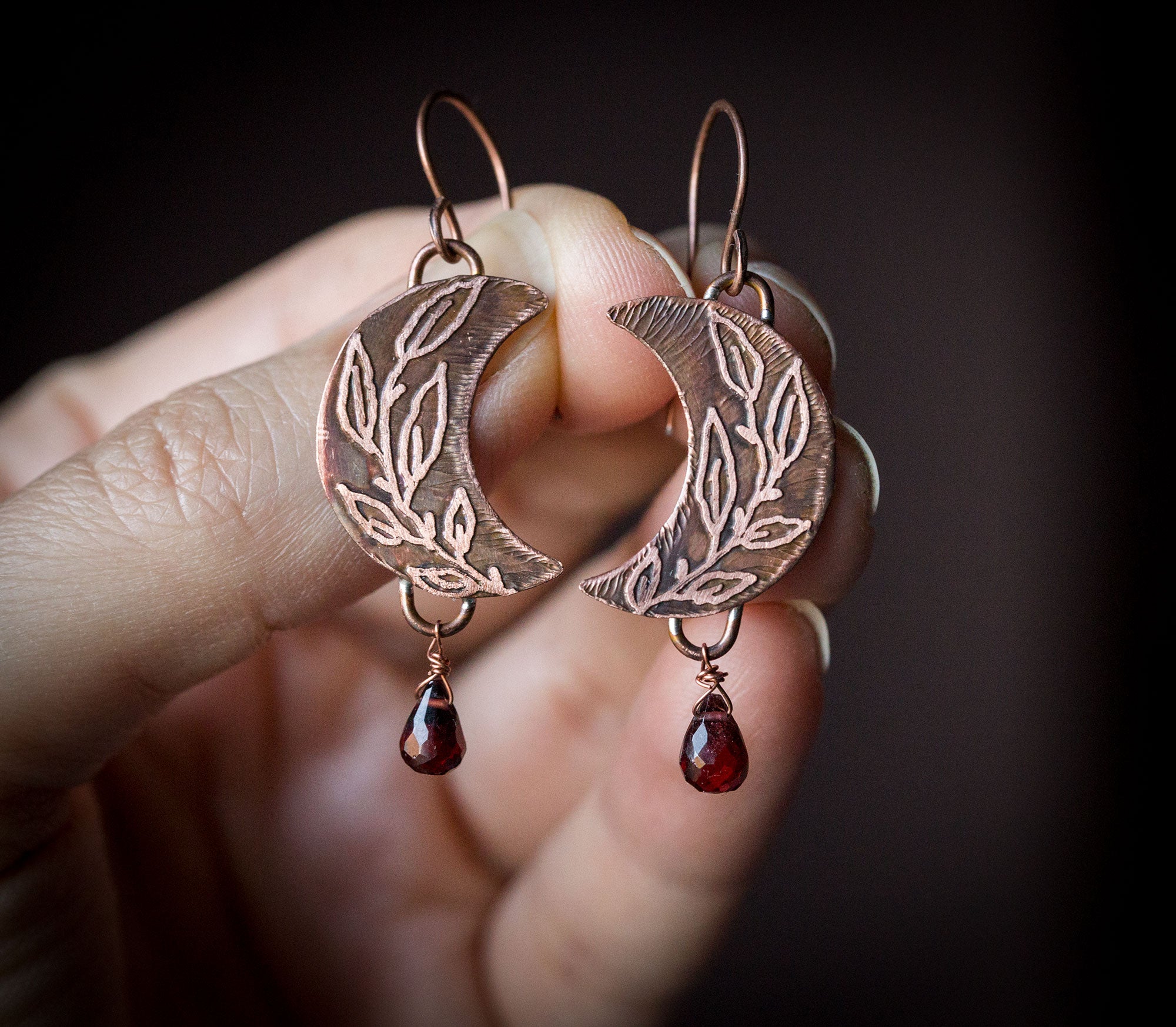 Kolczyki księżyce z roślinnym rysunkiem i granatem