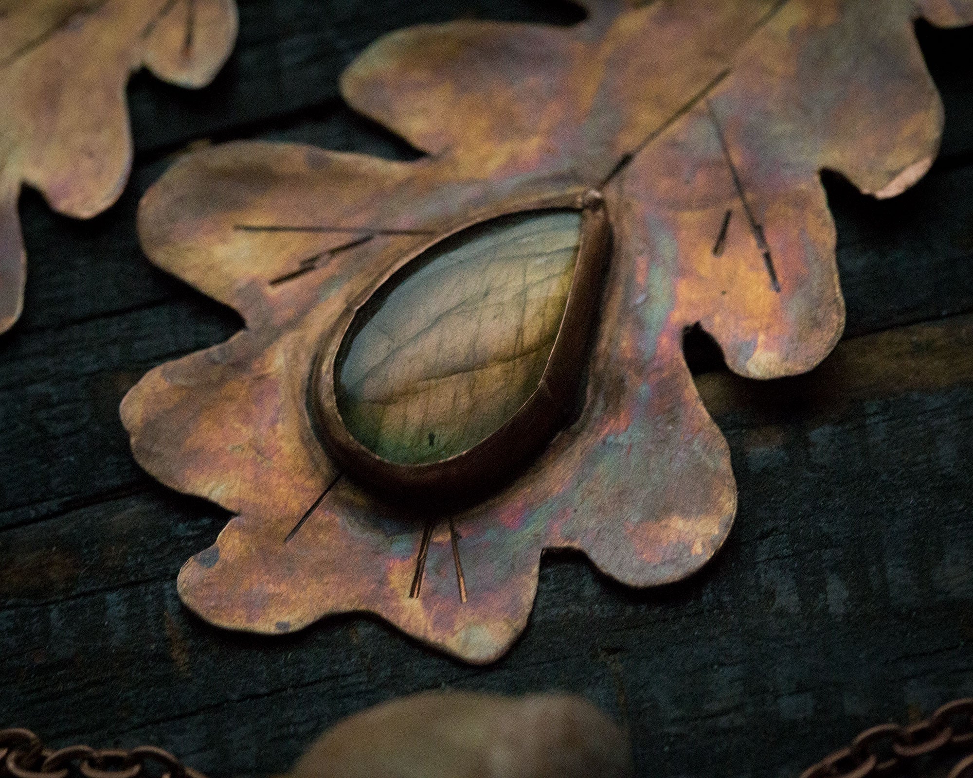 Duży wisiorek liść dębu z zielono-złoto-różowym labradorytem