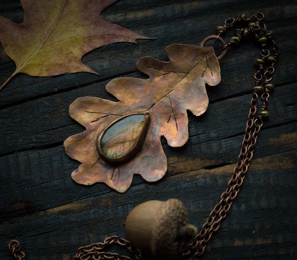 Duży wisiorek liść dębu z zielono-złoto-różowym labradorytem