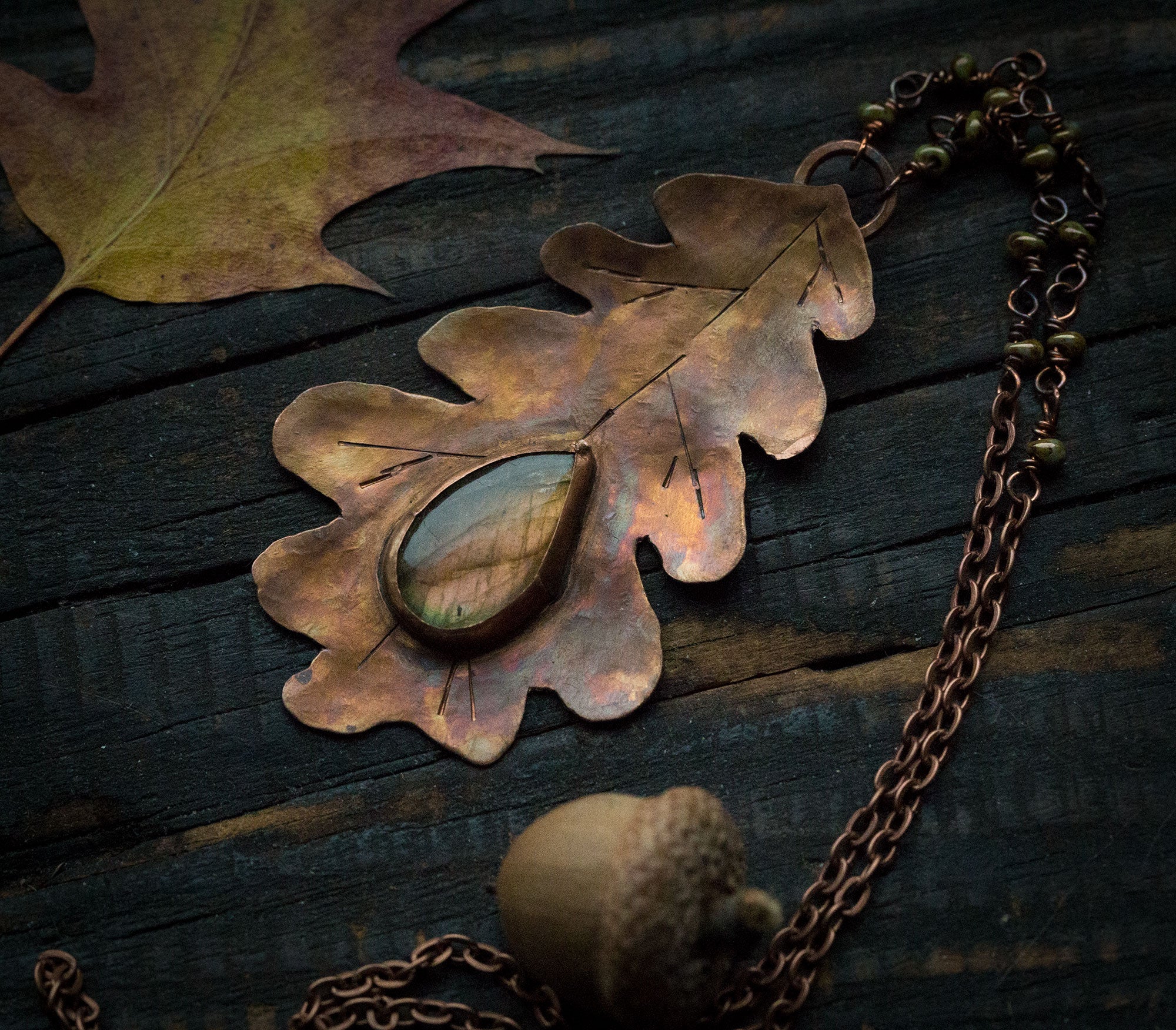 Duży wisiorek liść dębu z zielono-złoto-różowym labradorytem