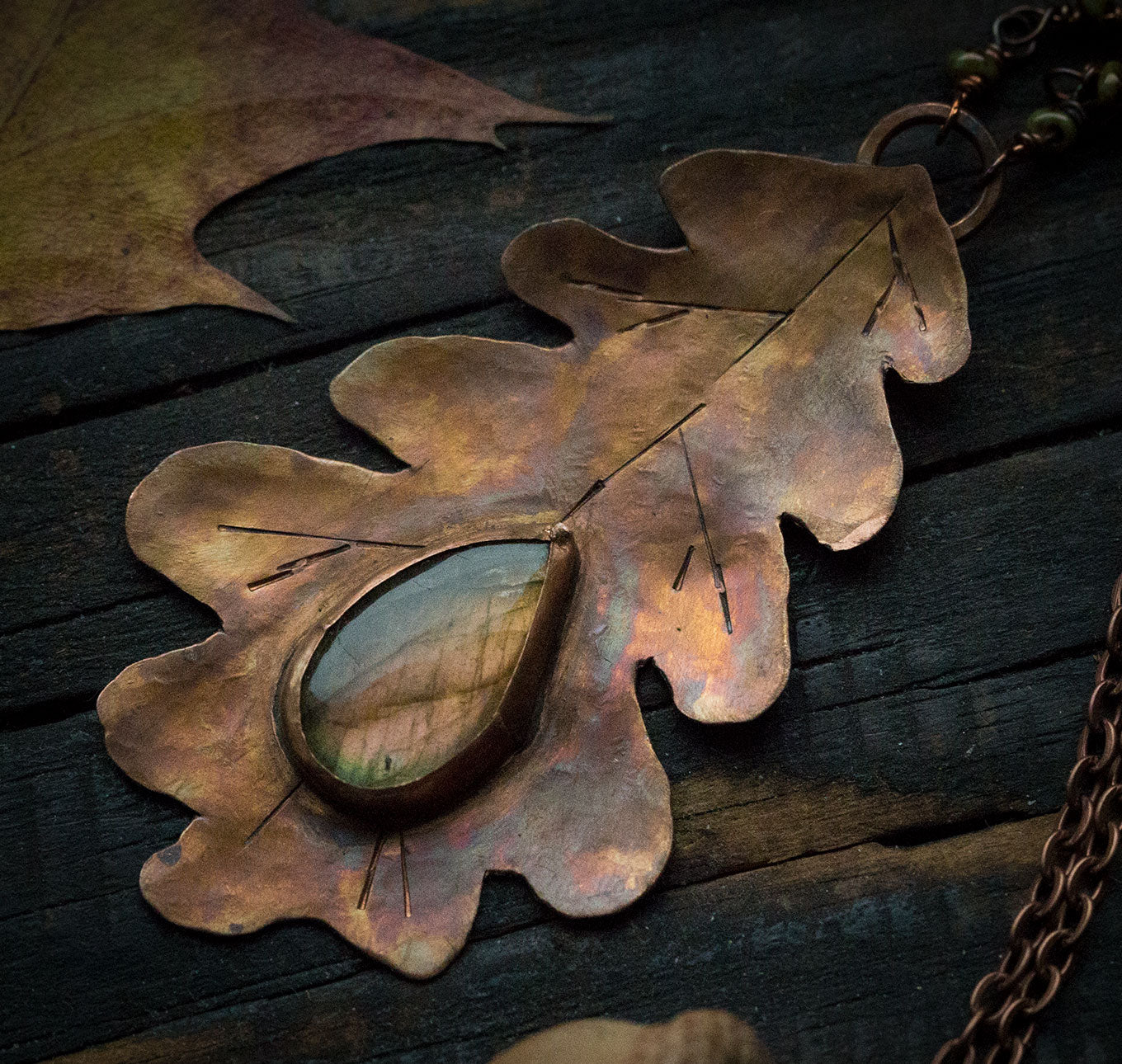 Duży wisiorek liść dębu z zielono-złoto-różowym labradorytem