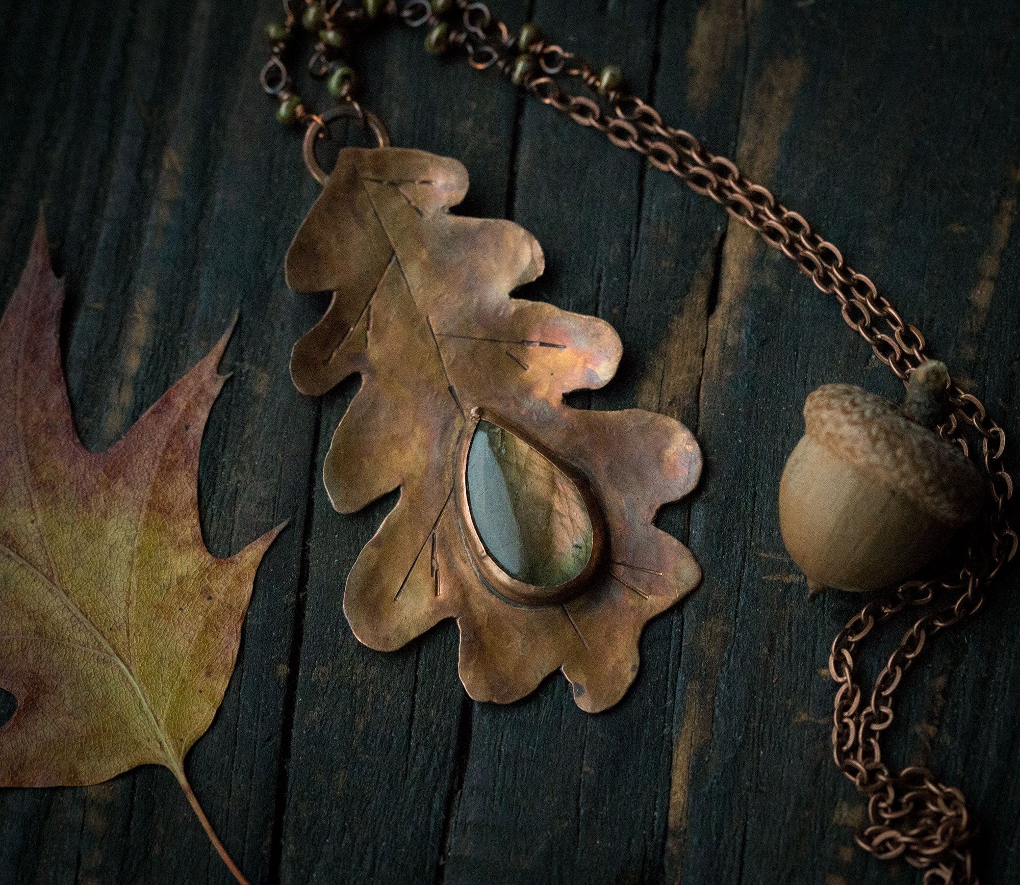 Duży wisiorek liść dębu z zielono-złoto-różowym labradorytem