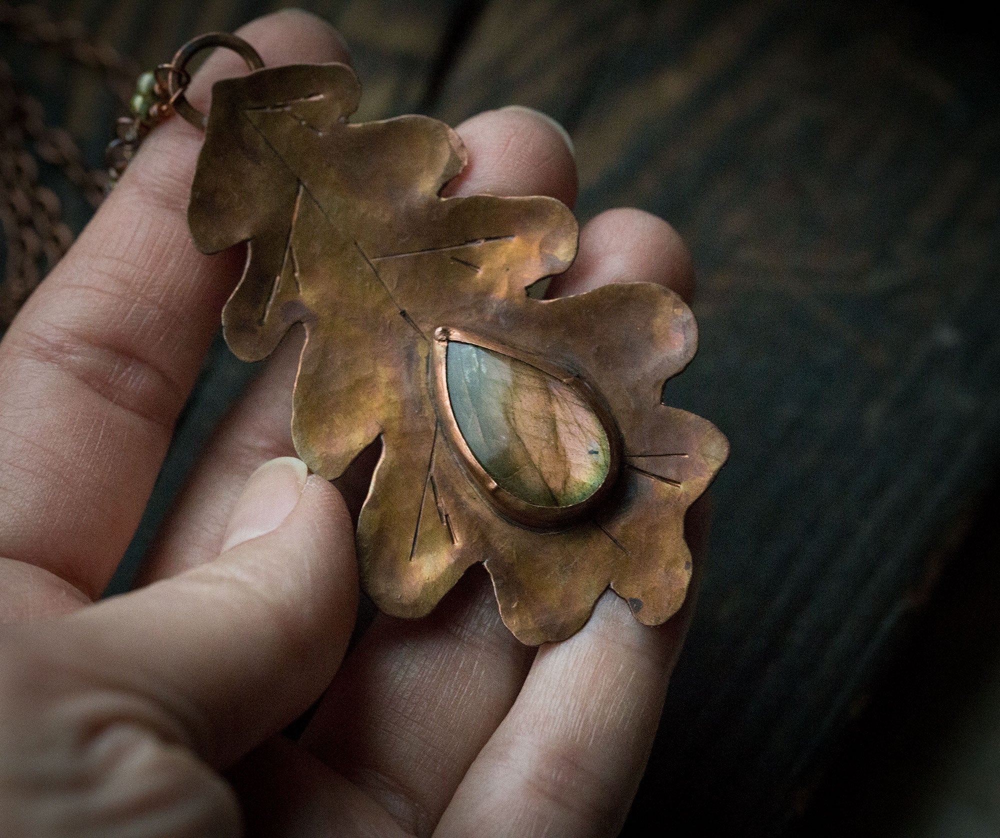 Duży wisiorek liść dębu z zielono-złoto-różowym labradorytem