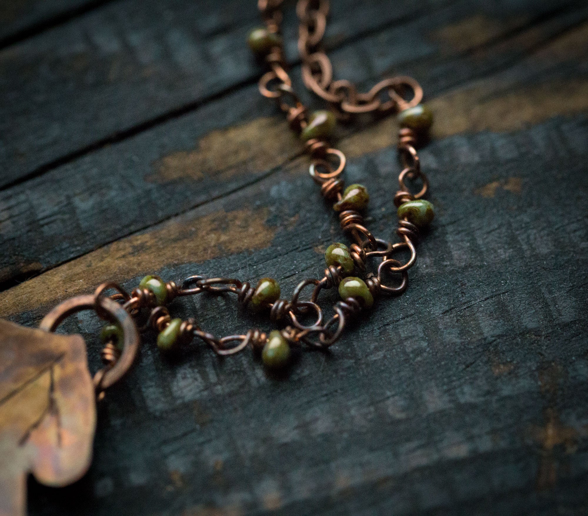 Duży wisiorek liść dębu z zielono-złoto-różowym labradorytem