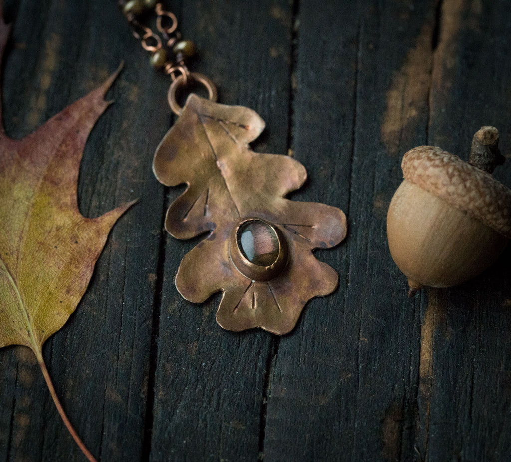 Wisiorek liść dębu ze złoto-różowym labradorytem