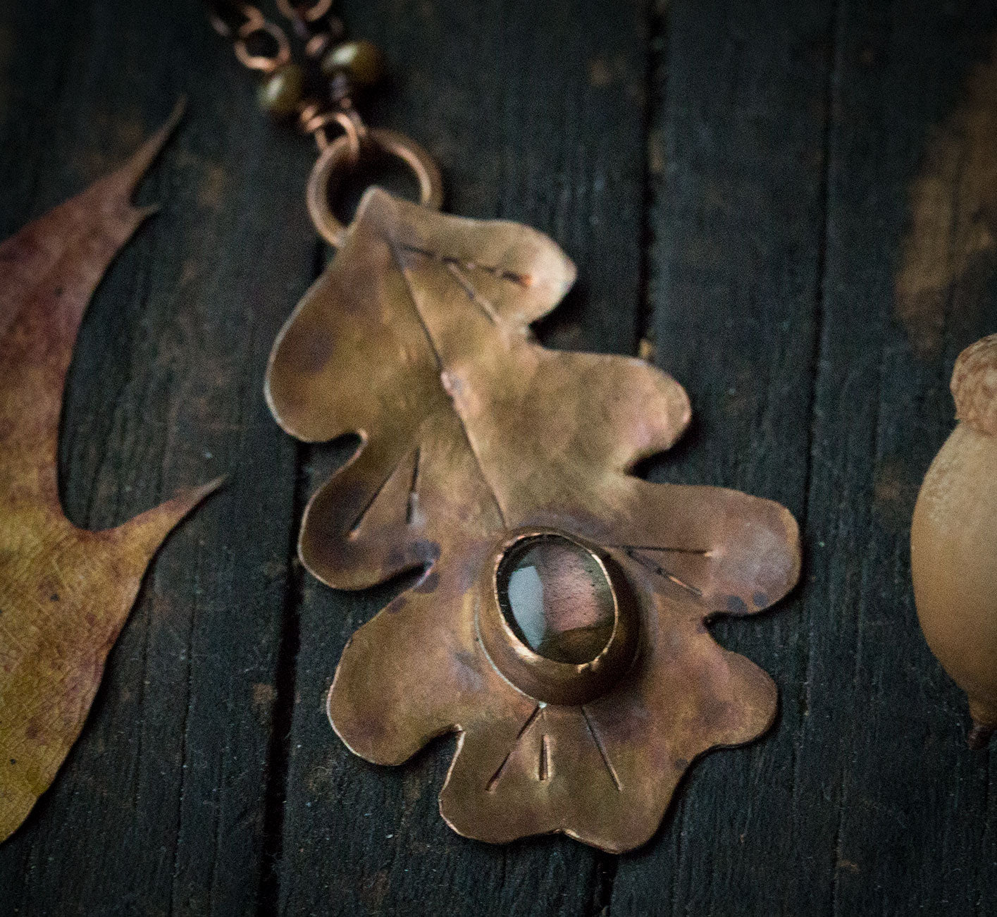 Wisiorek liść dębu ze złoto-różowym labradorytem