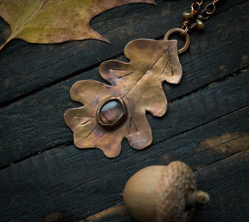 Wisiorek liść dębu ze złoto-różowym labradorytem