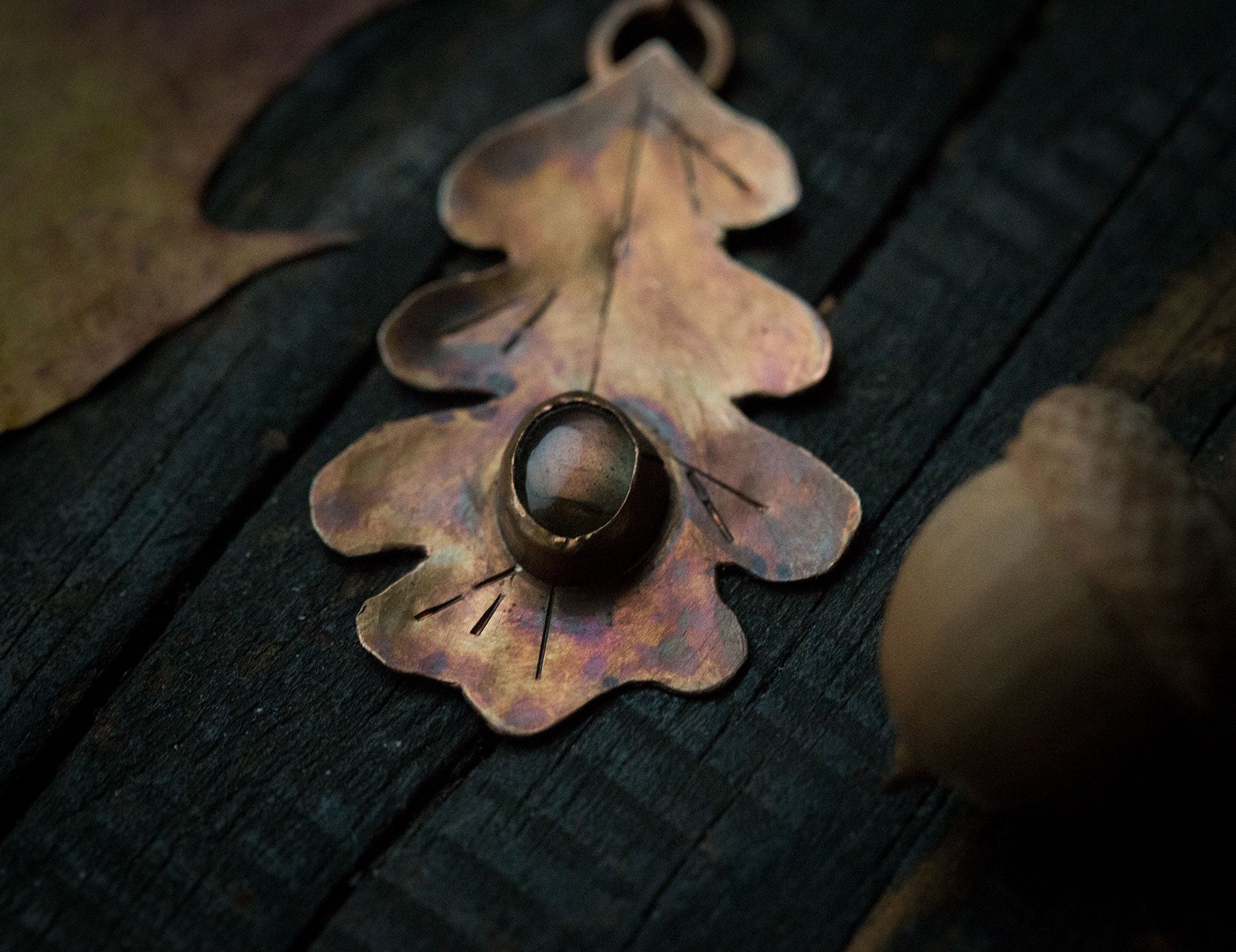 Wisiorek liść dębu ze złoto-różowym labradorytem