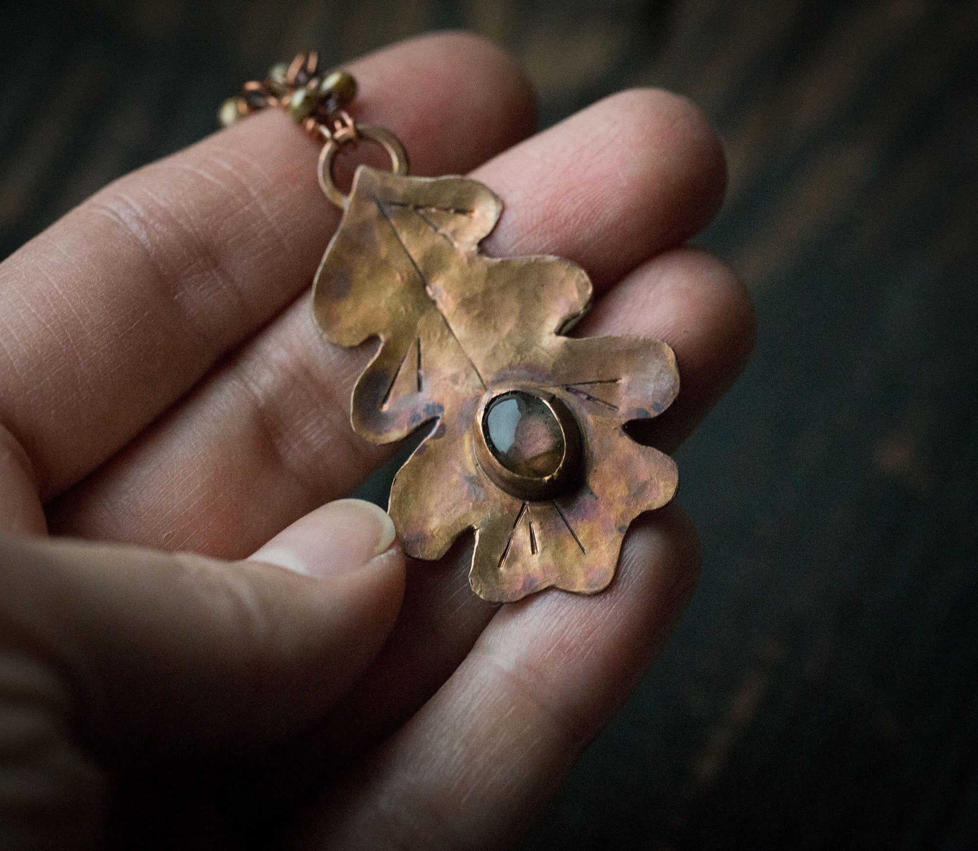 Wisiorek liść dębu ze złoto-różowym labradorytem