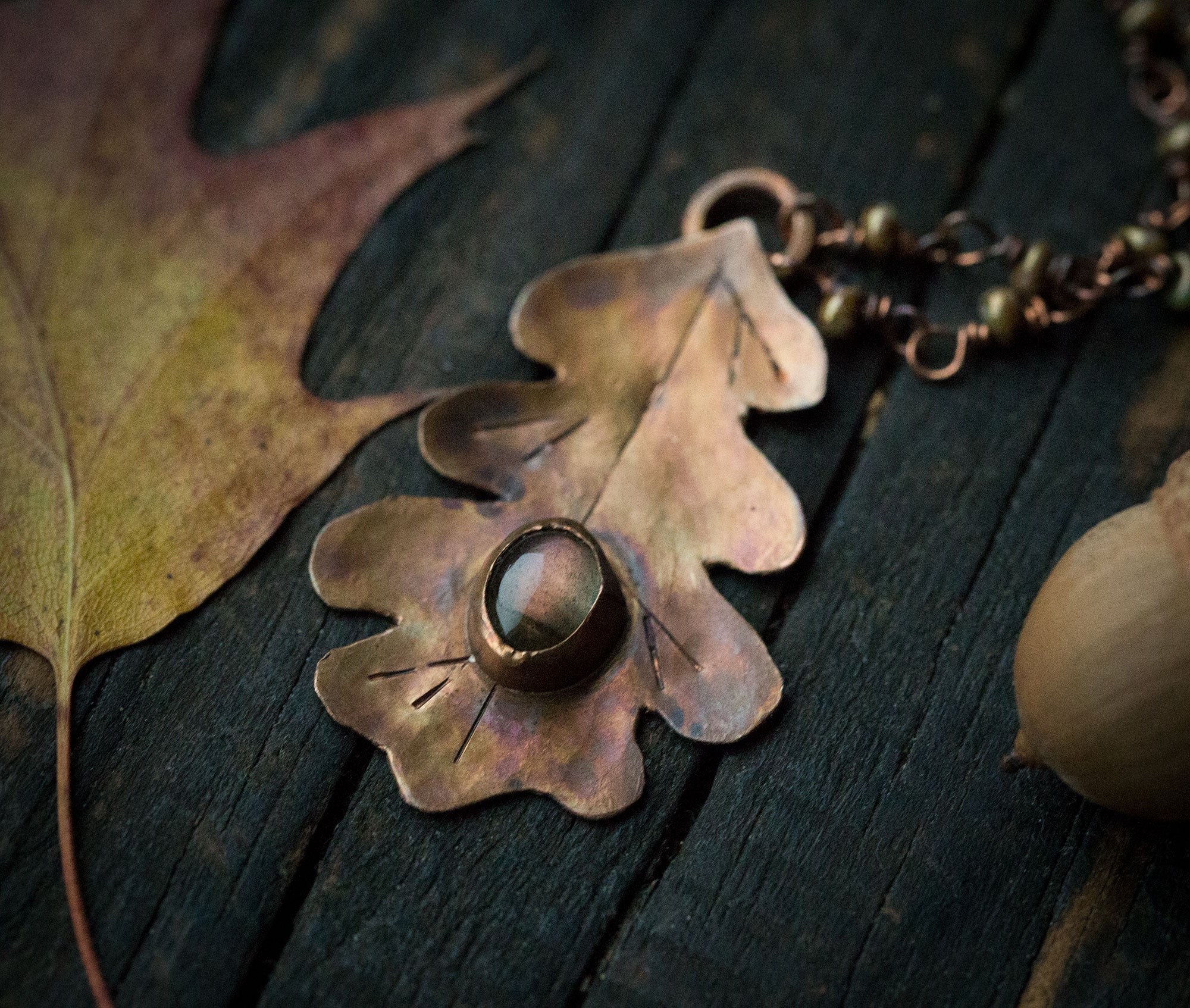 Wisiorek liść dębu ze złoto-różowym labradorytem