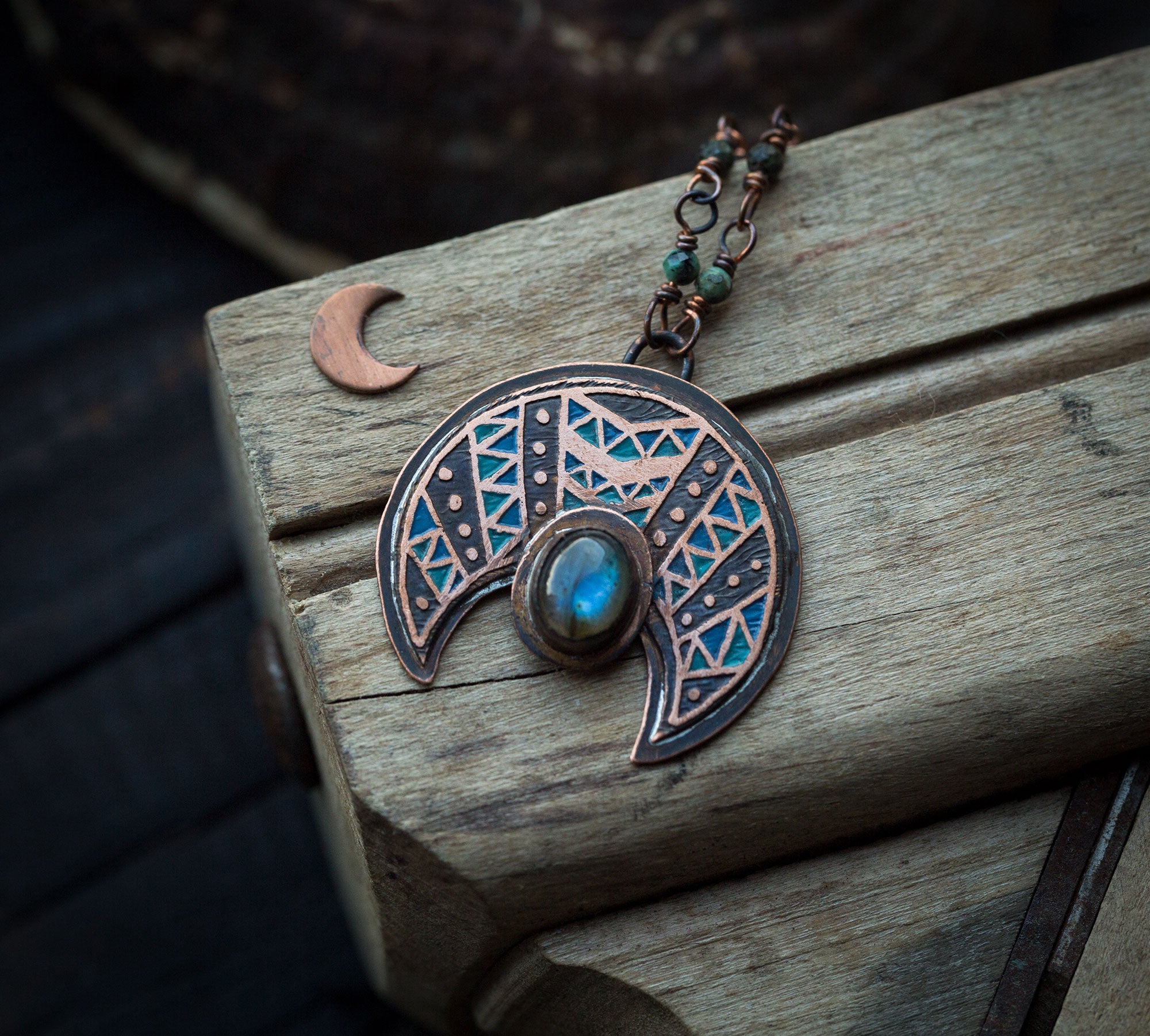 Wzorzysta etniczna lunula z turkusowym labradorytem