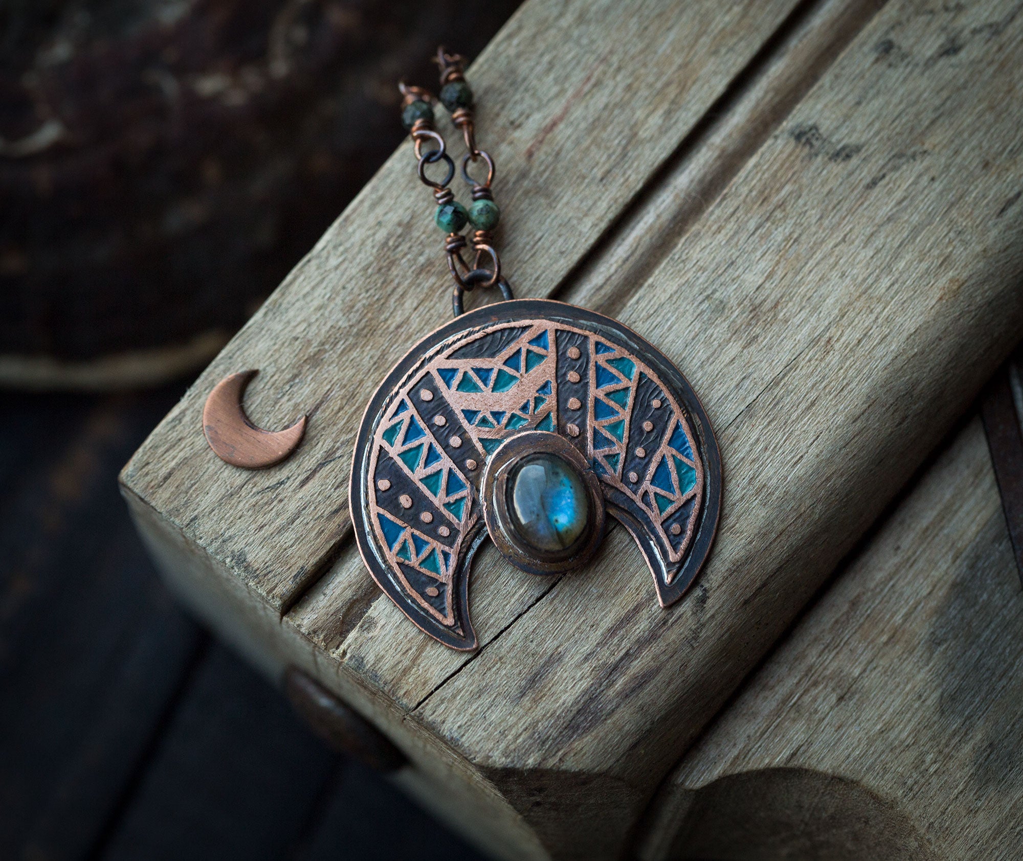 Wzorzysta etniczna lunula z turkusowym labradorytem