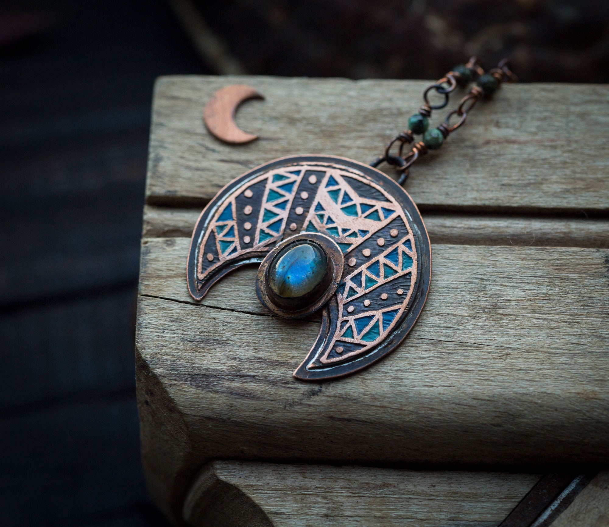 Wzorzysta etniczna lunula z turkusowym labradorytem