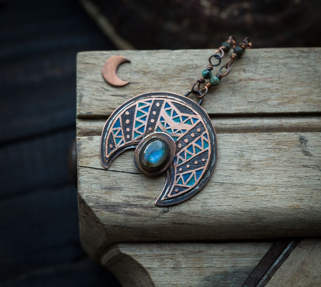 Wzorzysta etniczna lunula z turkusowym labradorytem