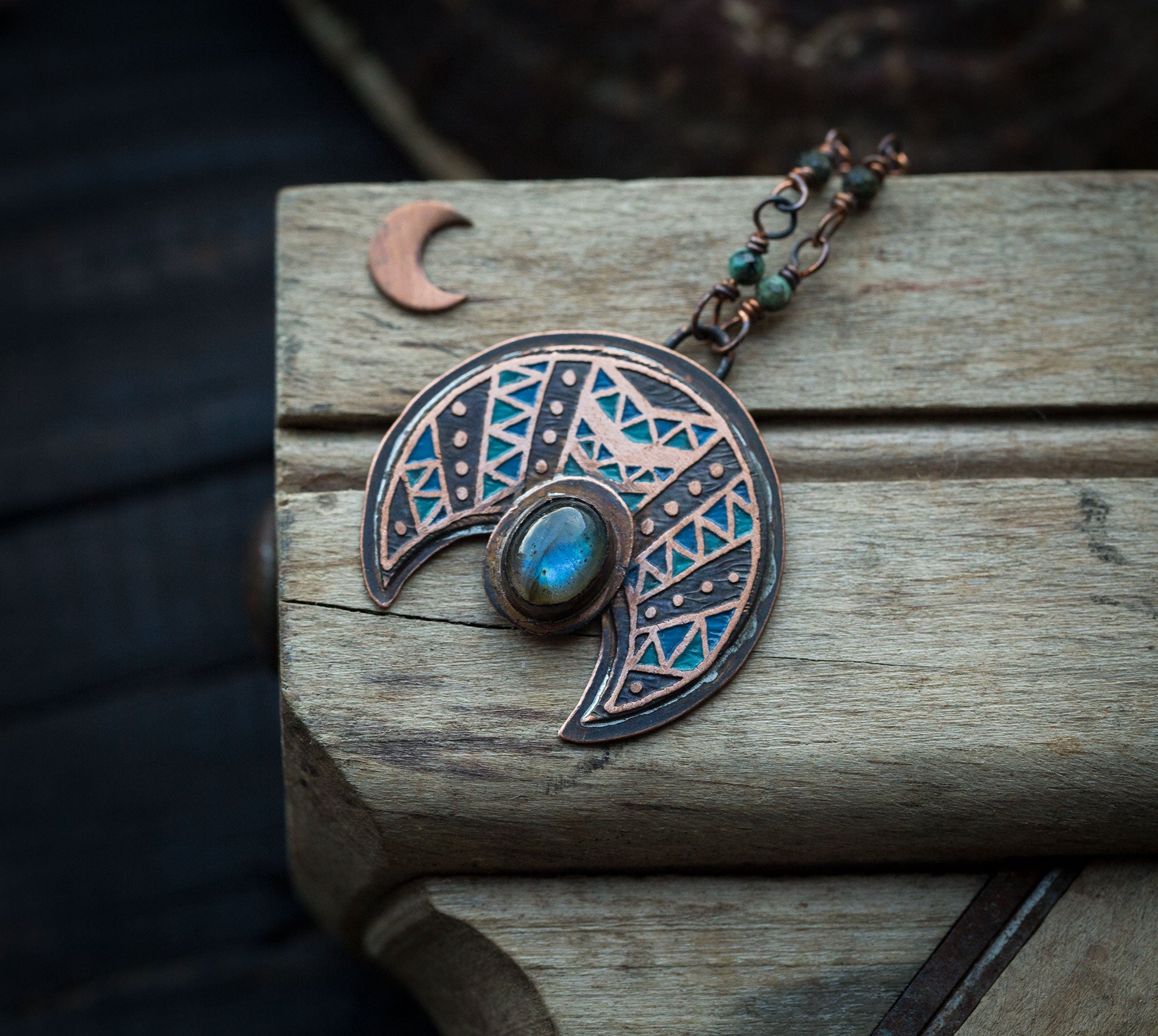 Wzorzysta etniczna lunula z turkusowym labradorytem
