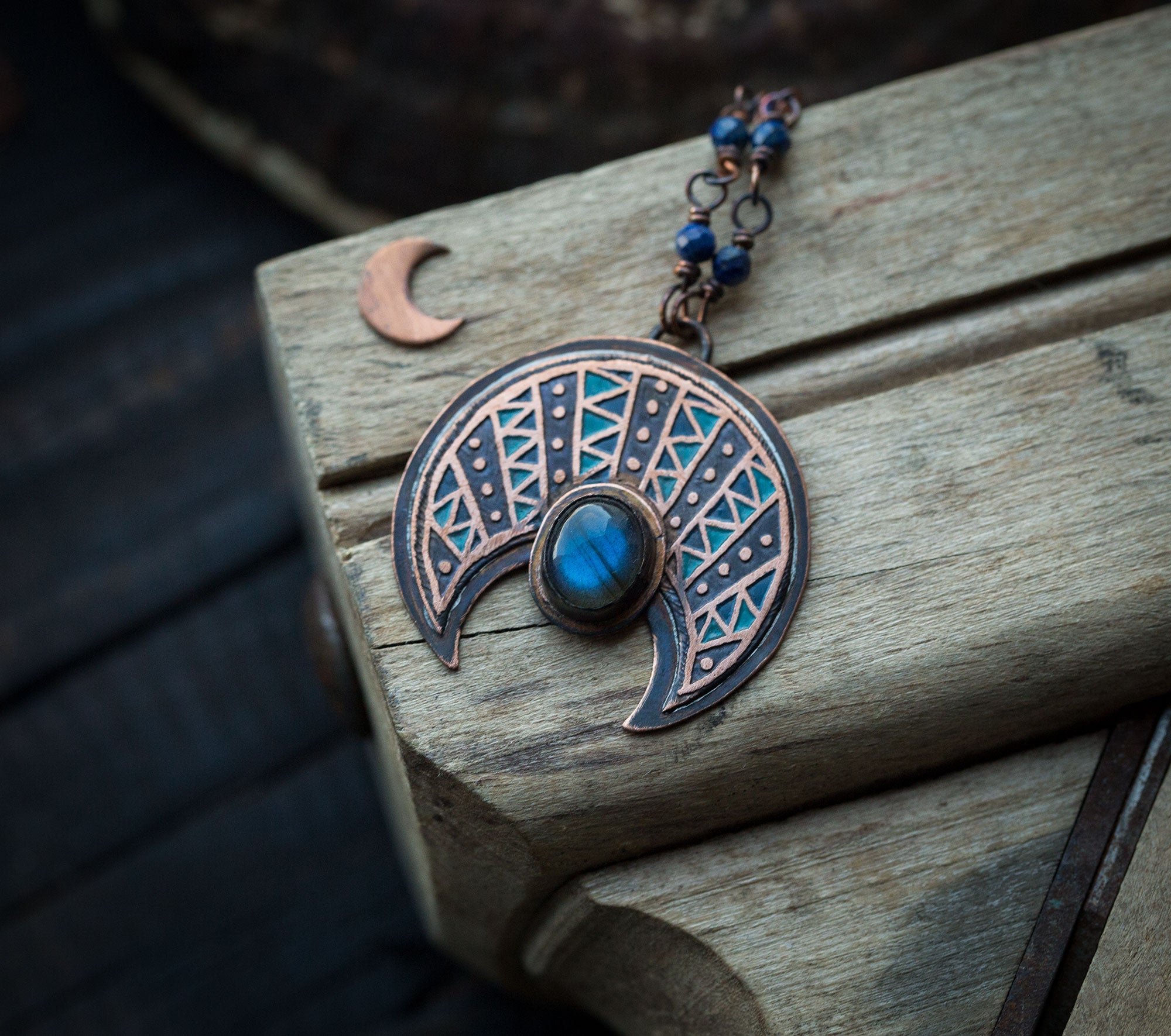 Wzorzysta etniczna lunula z chabrowym labradorytem