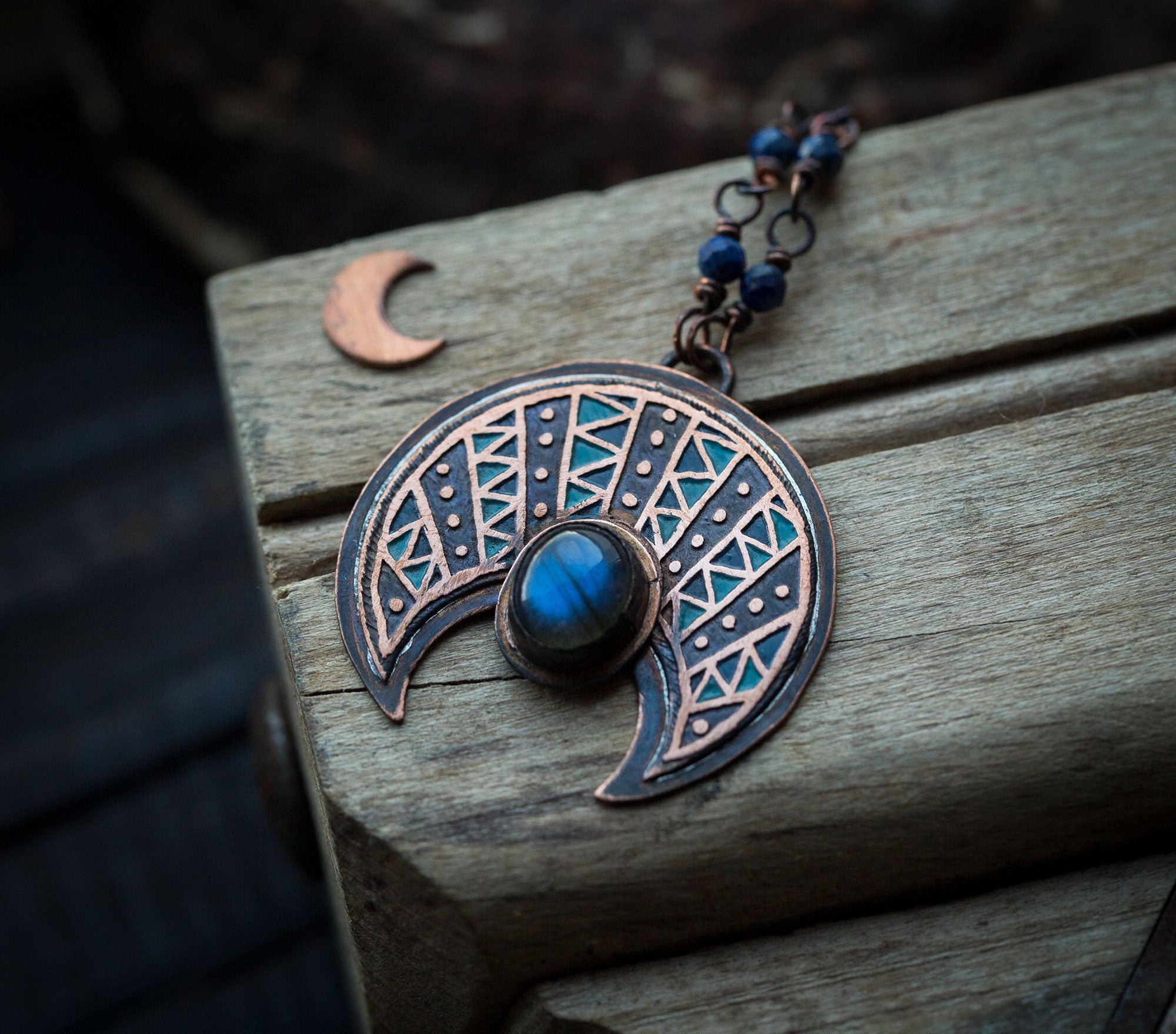 Wzorzysta etniczna lunula z chabrowym labradorytem