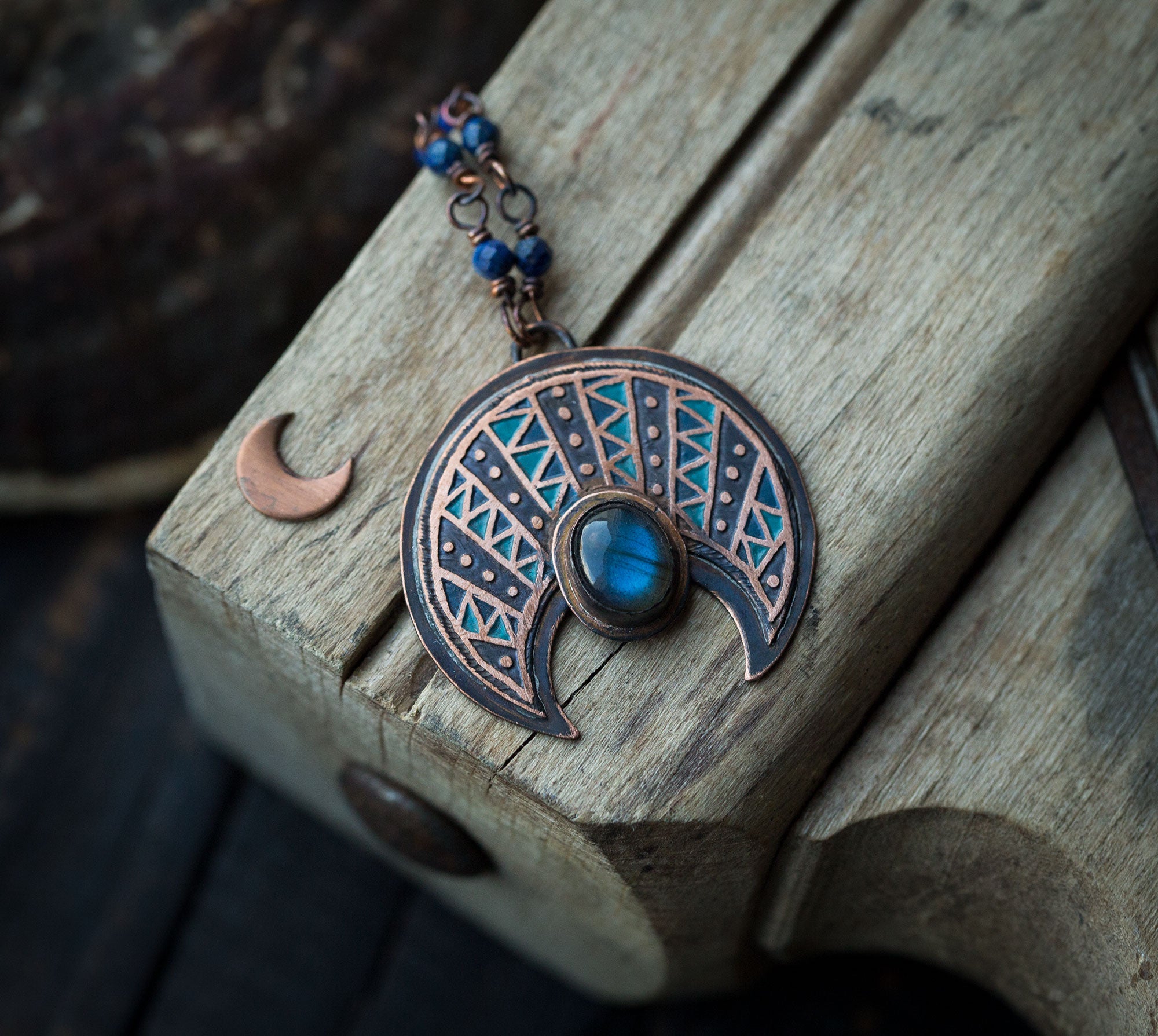 Wzorzysta etniczna lunula z chabrowym labradorytem