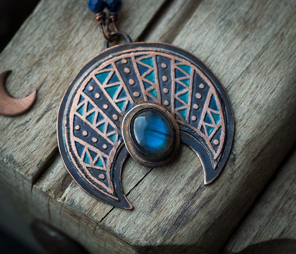 Wzorzysta etniczna lunula z chabrowym labradorytem