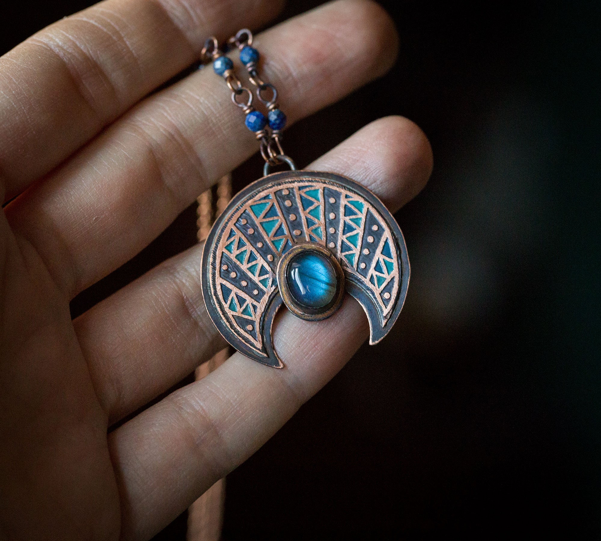 Wzorzysta etniczna lunula z chabrowym labradorytem