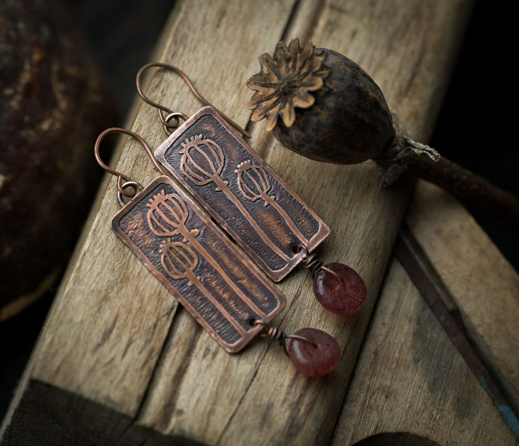 Prostokątne kolczyki z makówkami i truskawkowym kwarcem