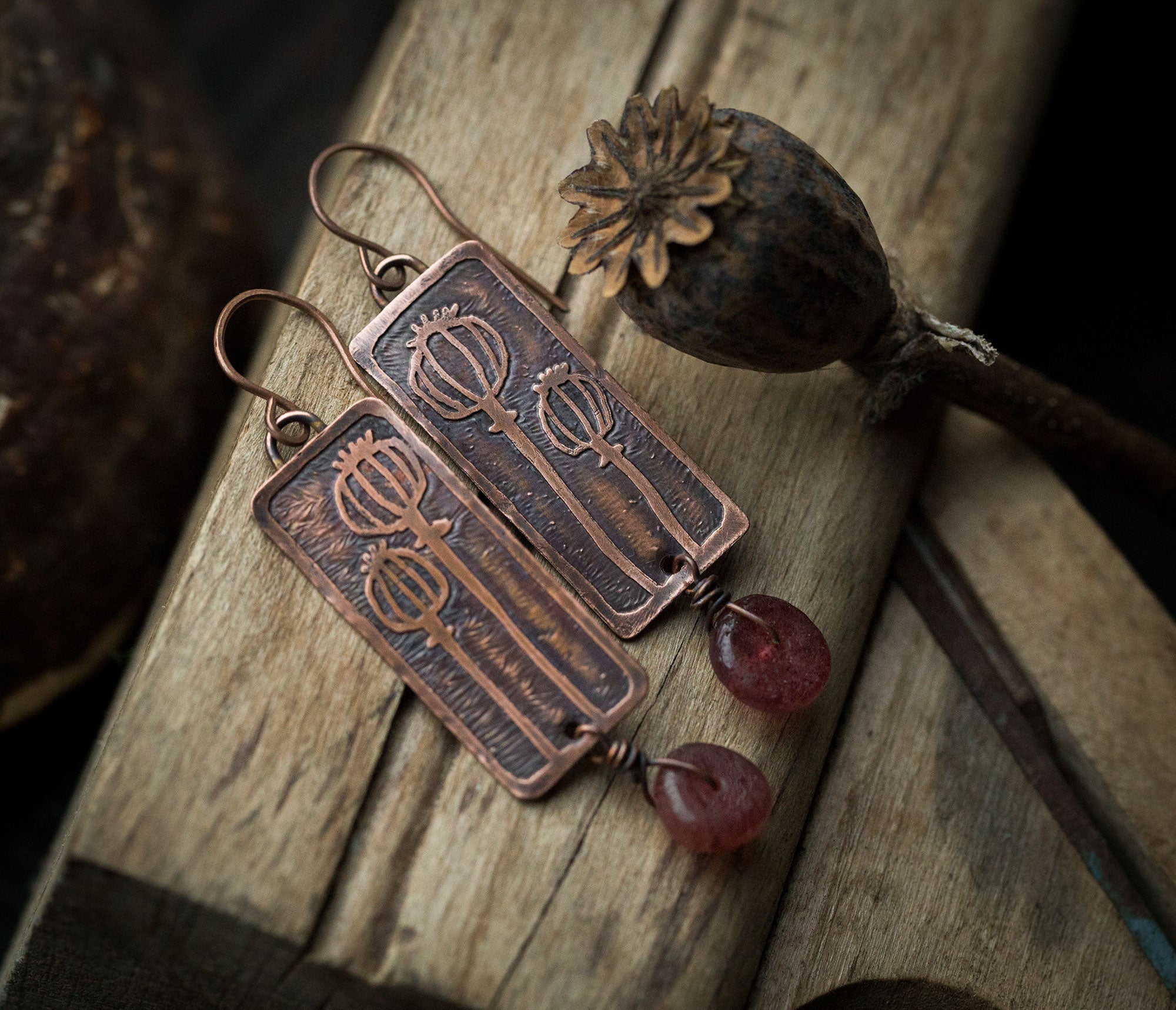 Prostokątne kolczyki z makówkami i truskawkowym kwarcem