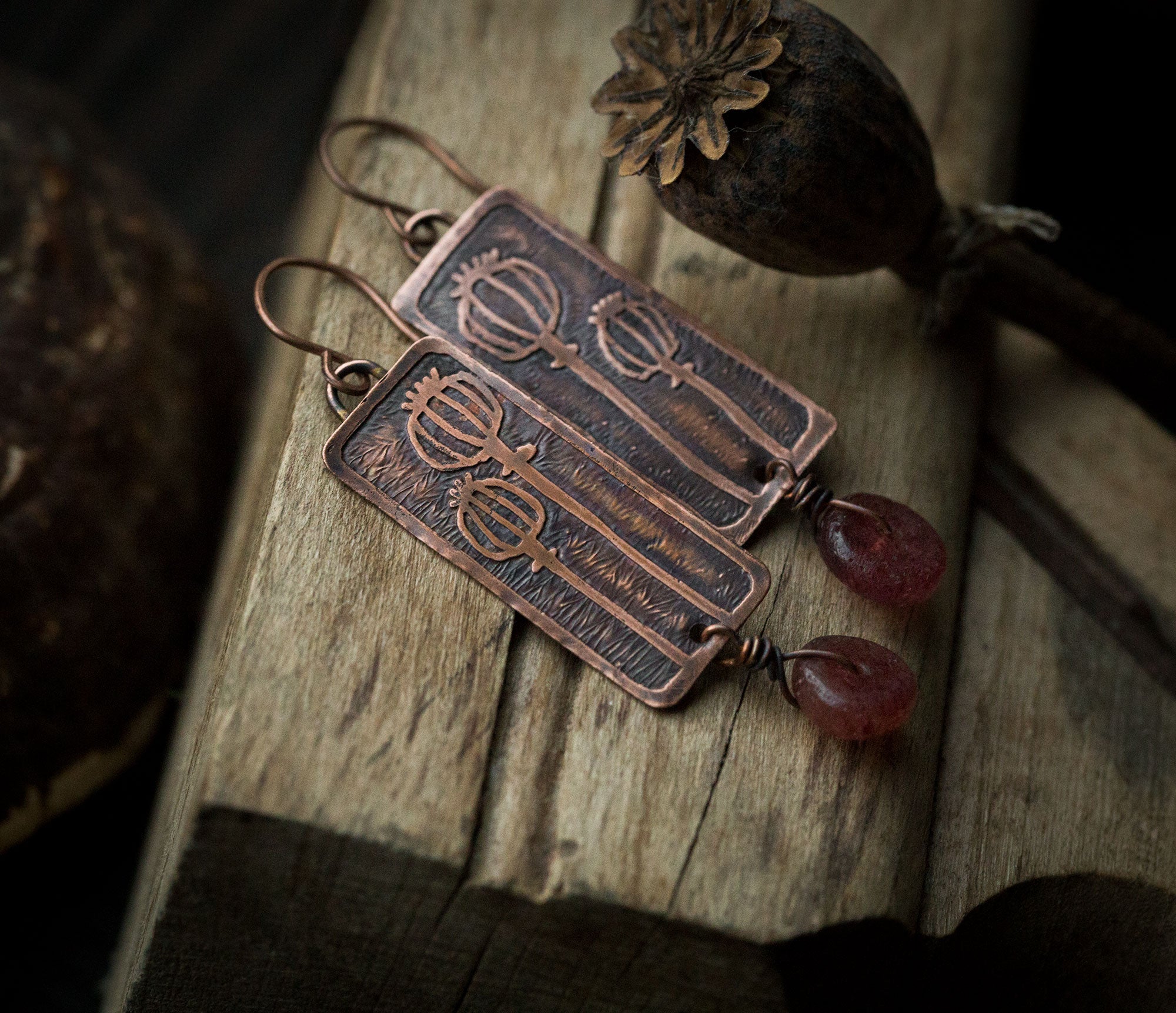 Prostokątne kolczyki z makówkami i truskawkowym kwarcem