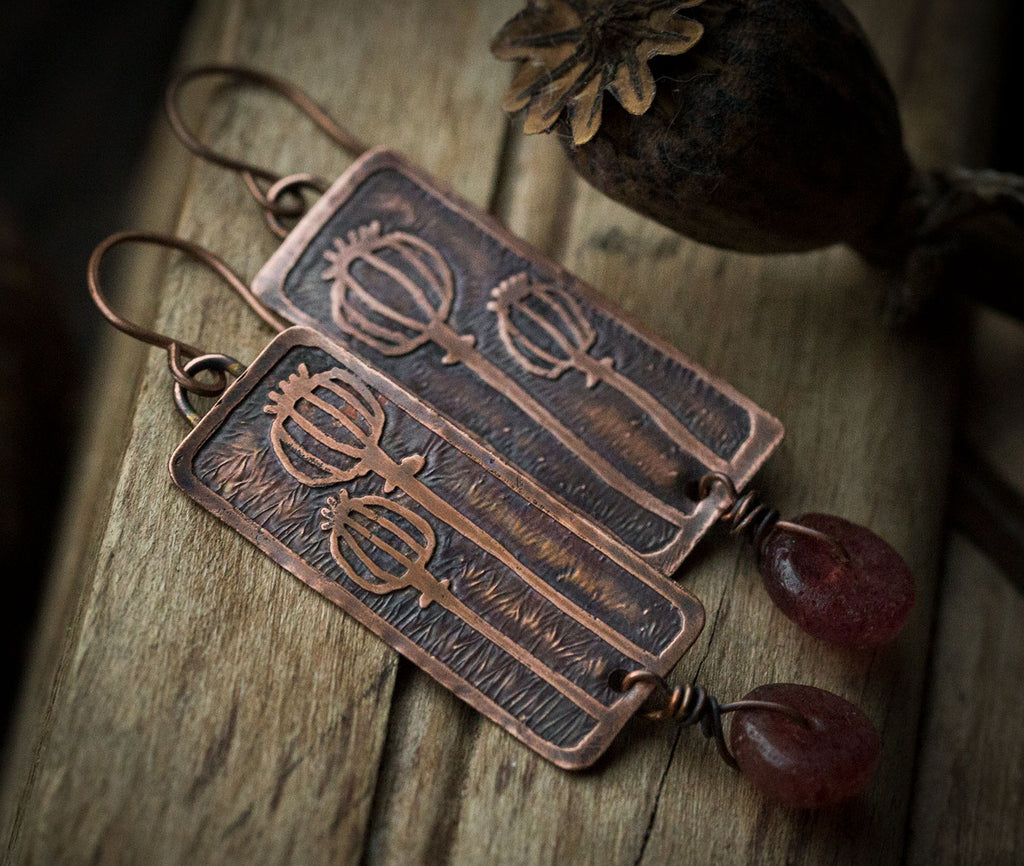 Prostokątne kolczyki z makówkami i truskawkowym kwarcem