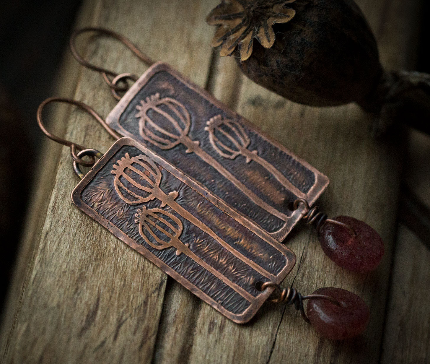 Prostokątne kolczyki z makówkami i truskawkowym kwarcem