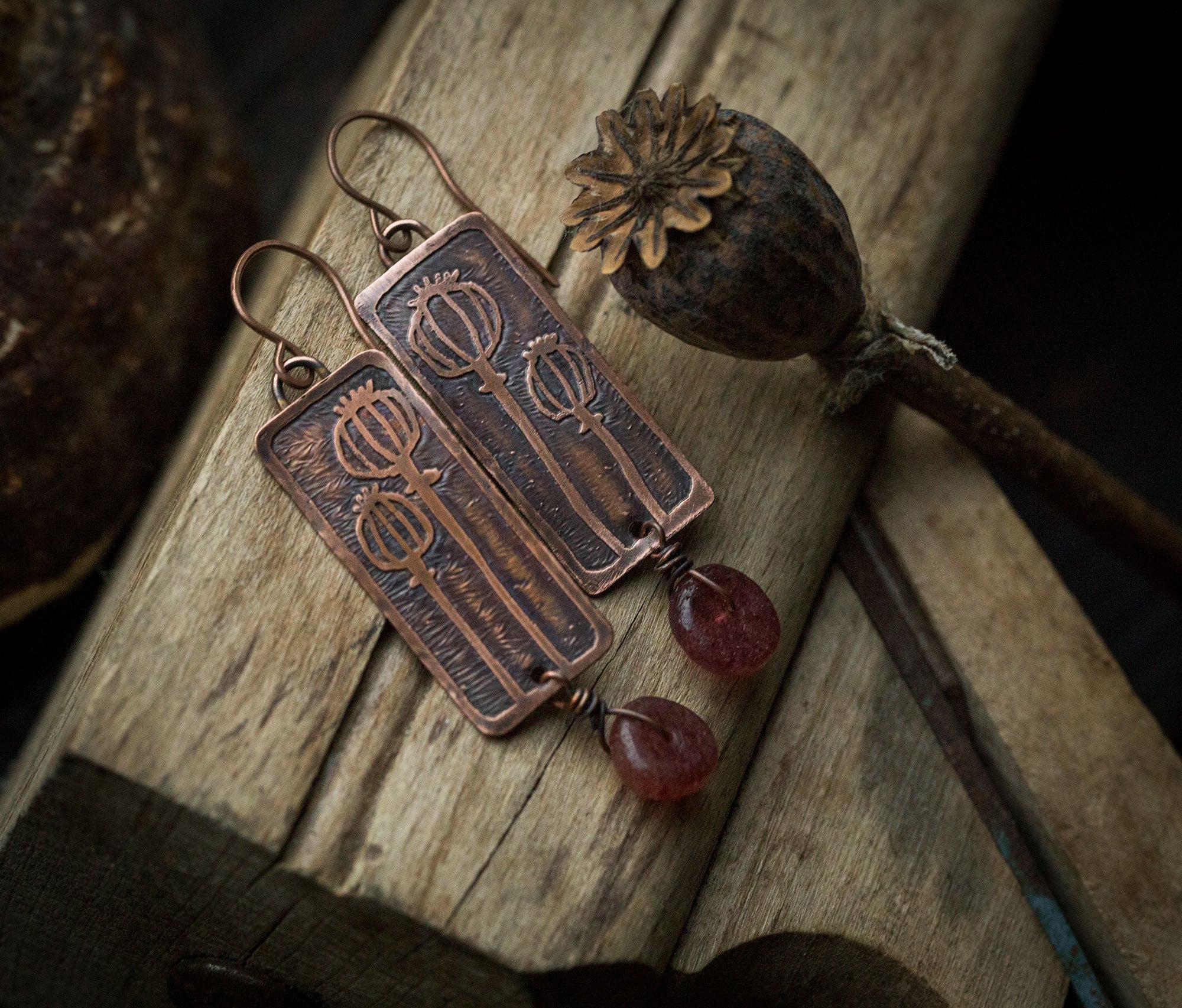 Prostokątne kolczyki z makówkami i truskawkowym kwarcem