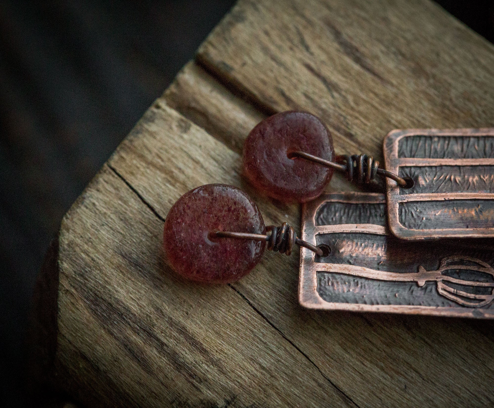 Prostokątne kolczyki z makówkami i truskawkowym kwarcem