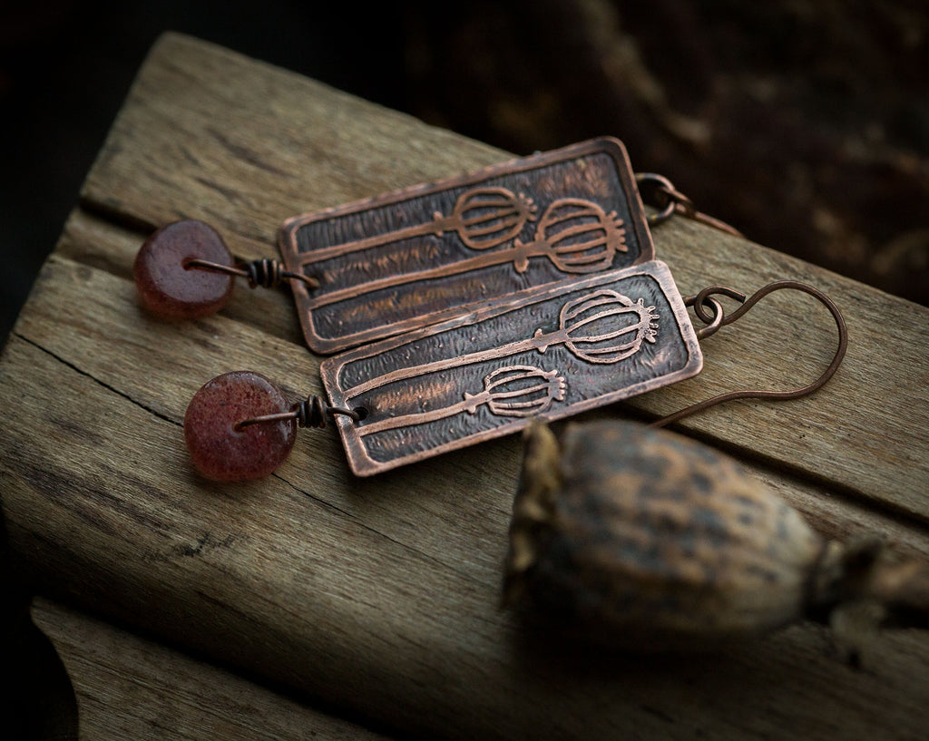 Prostokątne kolczyki z makówkami i truskawkowym kwarcem