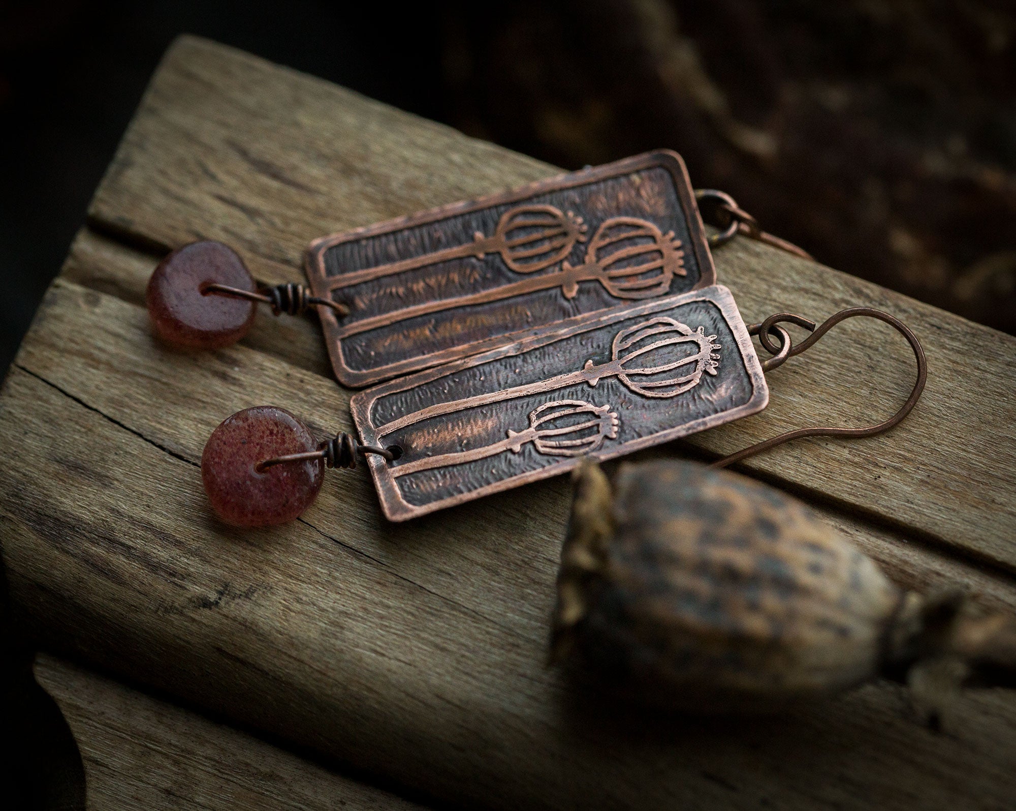 Prostokątne kolczyki z makówkami i truskawkowym kwarcem