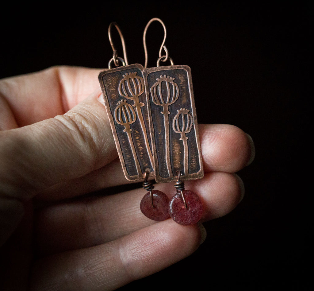 Prostokątne kolczyki z makówkami i truskawkowym kwarcem