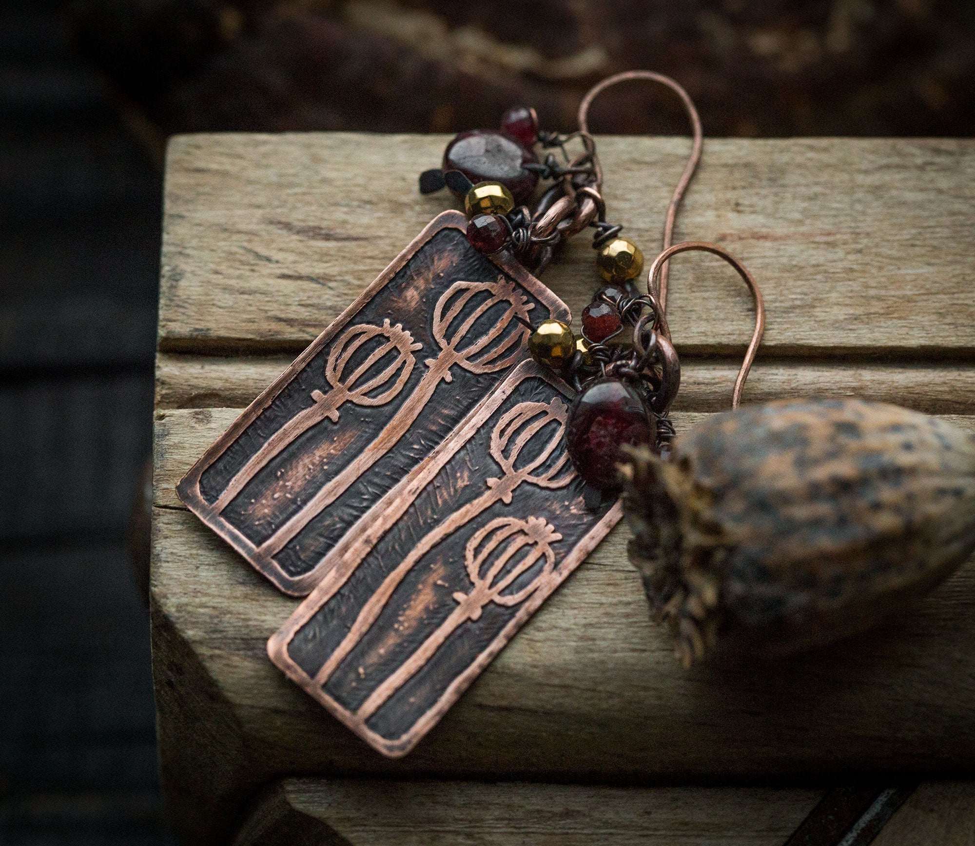 Prostokątne kolczyki z makówkami, granatem i złotym hematytem