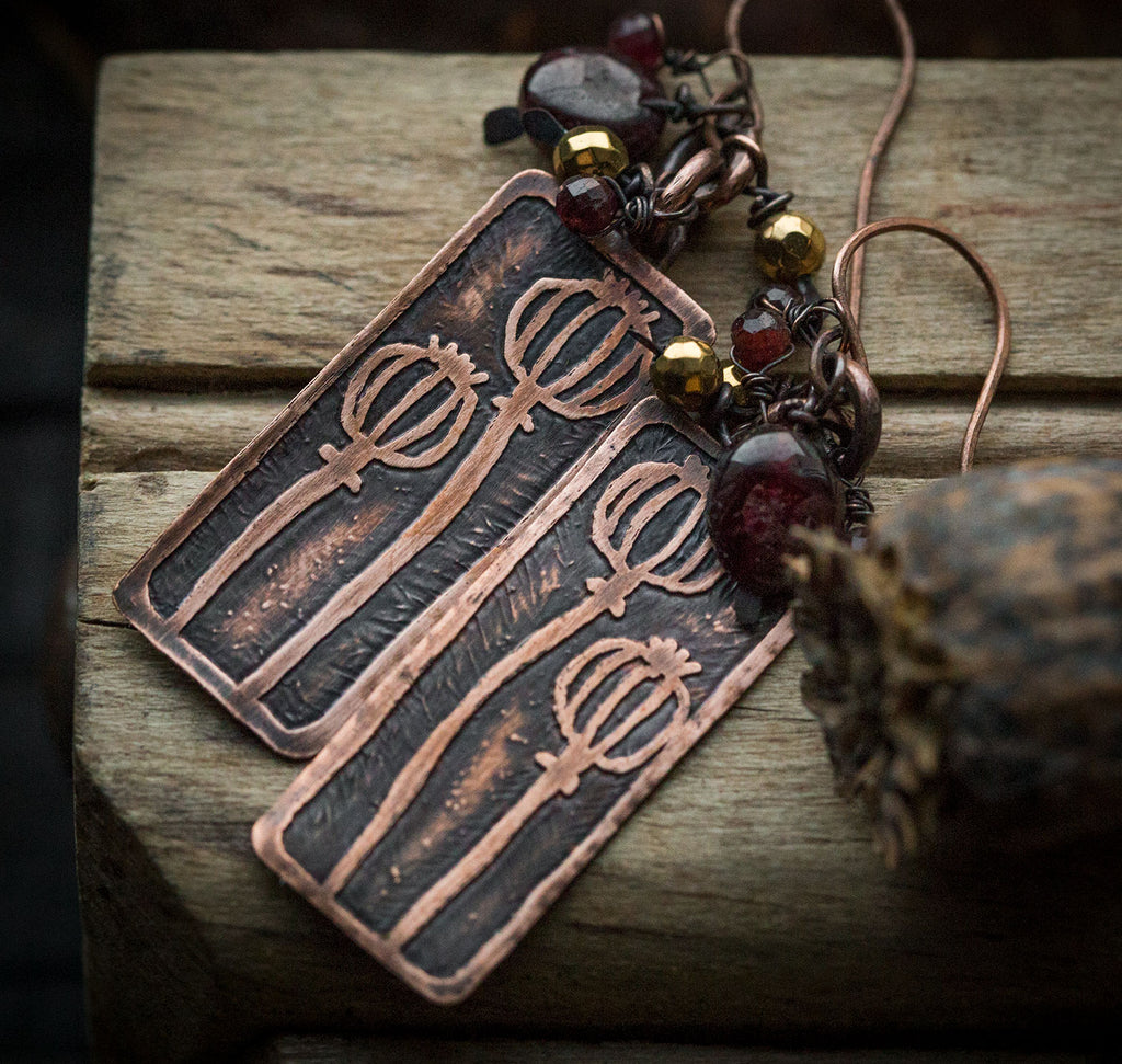 Prostokątne kolczyki z makówkami, granatem i złotym hematytem