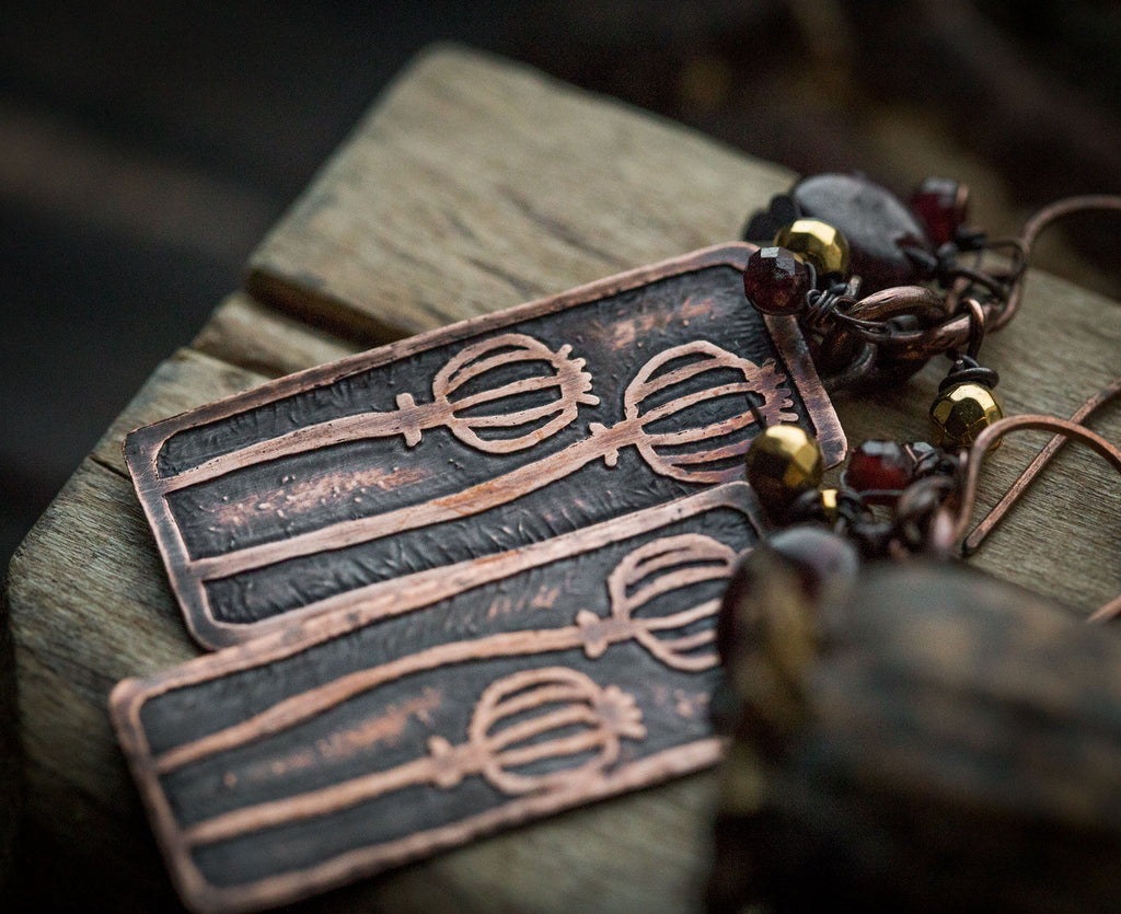 Prostokątne kolczyki z makówkami, granatem i złotym hematytem