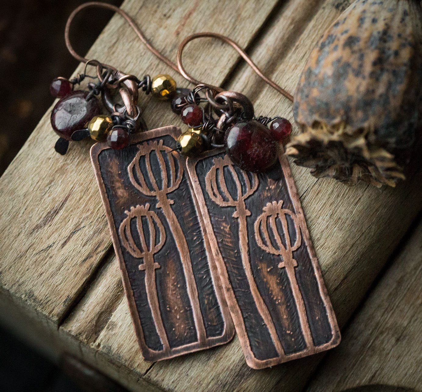 Prostokątne kolczyki z makówkami, granatem i złotym hematytem